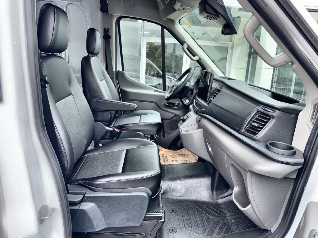 Used 2023 Ford E-Transit Medium Roof RWD image 28