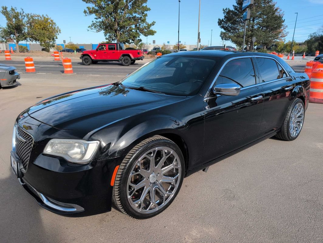 Used 2017 Chrysler 300 C RWD image 3