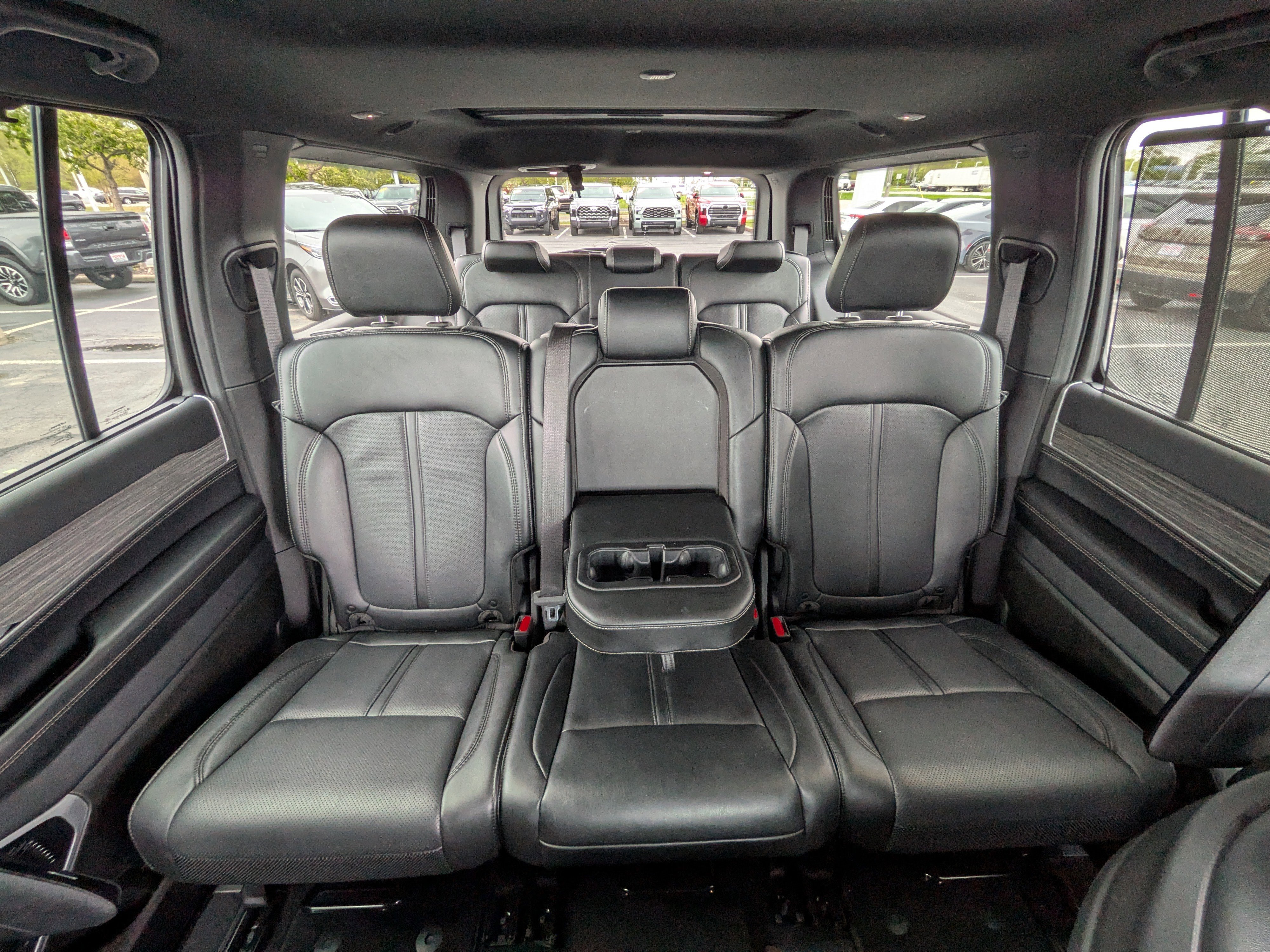 Used 2024 Jeep Wagoneer Series III w/ Premium Group I AWD/4WD image 24