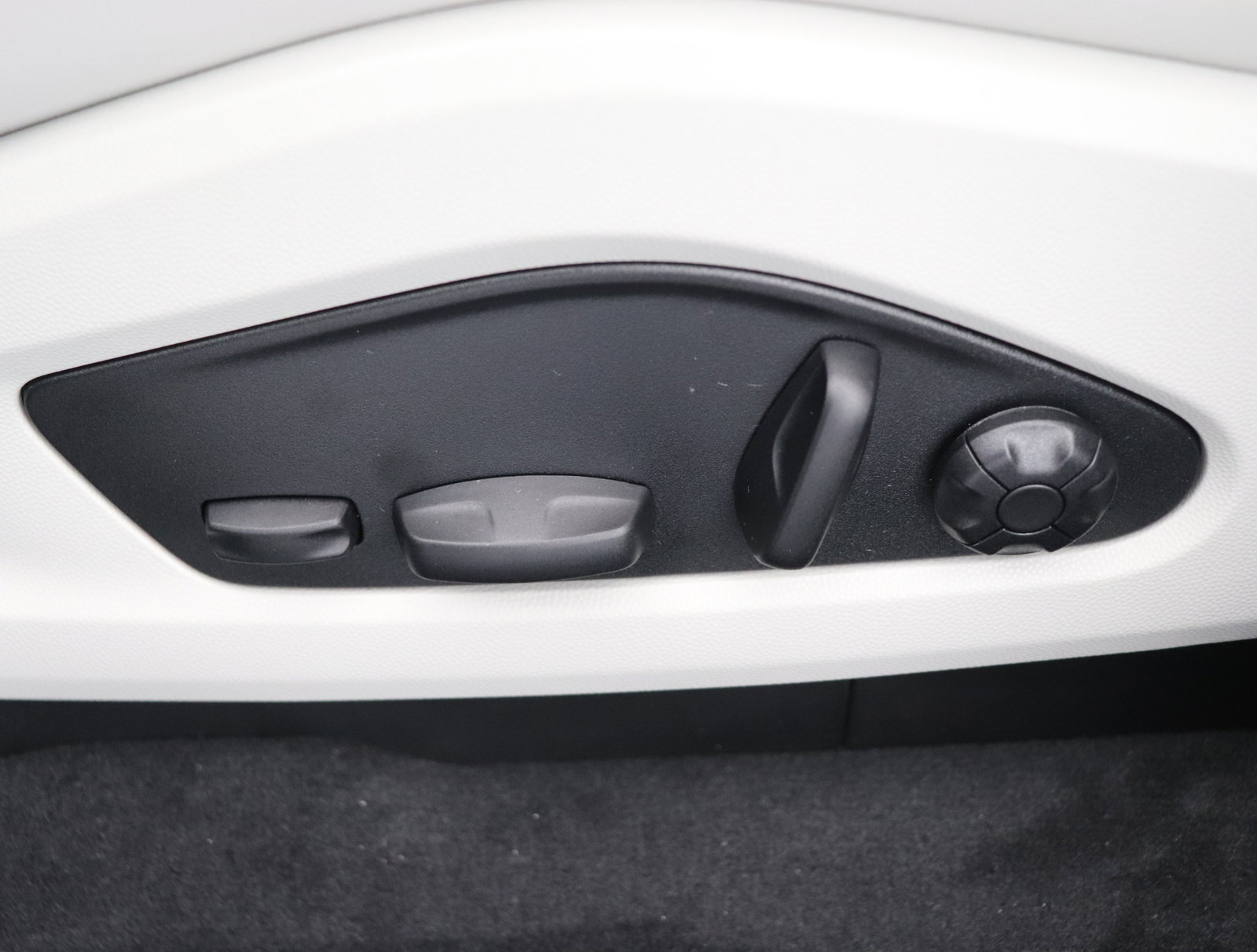 Used 2025 Porsche Macan 4S Electric image 23