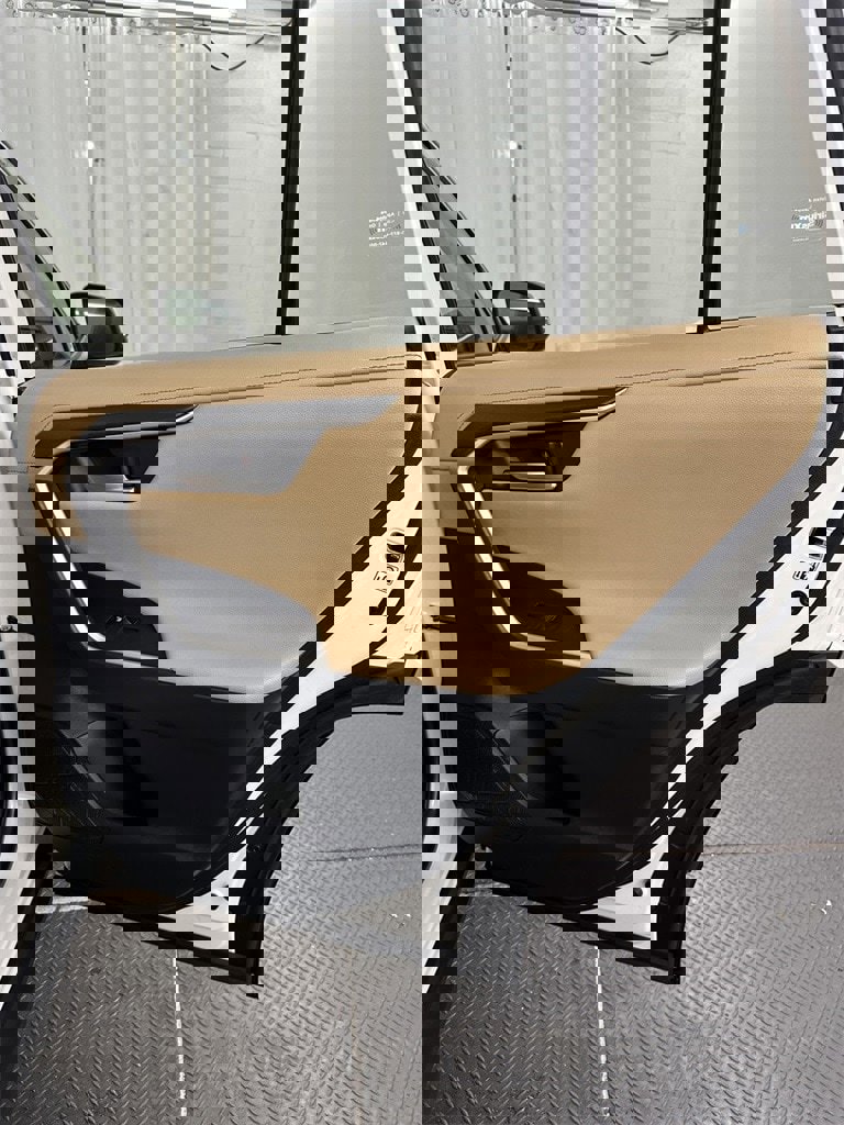 Used 2019 Toyota RAV4 Limited image 33