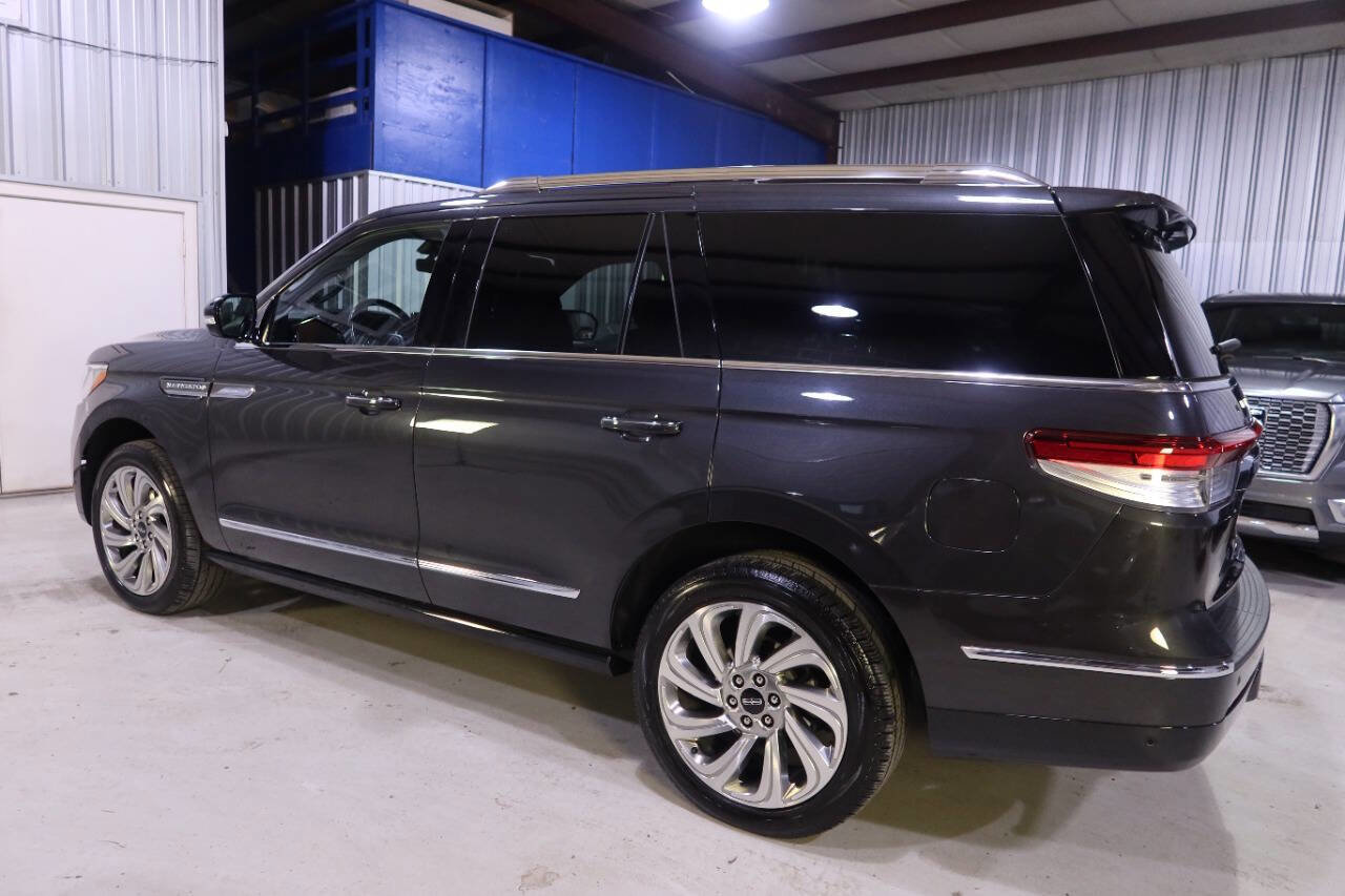 Used 2024 Lincoln Navigator Reserve image 2