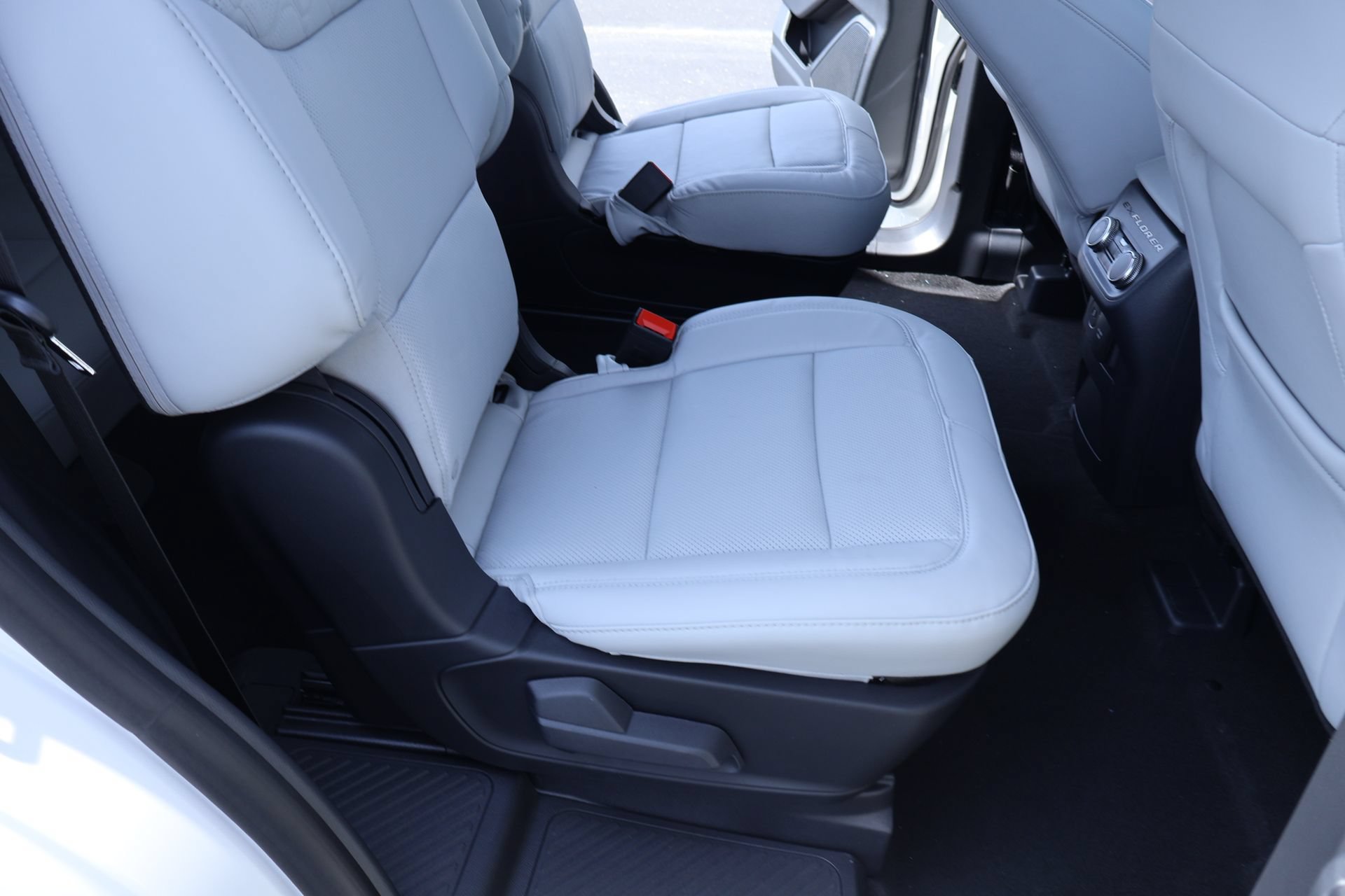 New 2026 Ford Explorer Platinum w/ LUX Leather Package AWD/4WD image 16