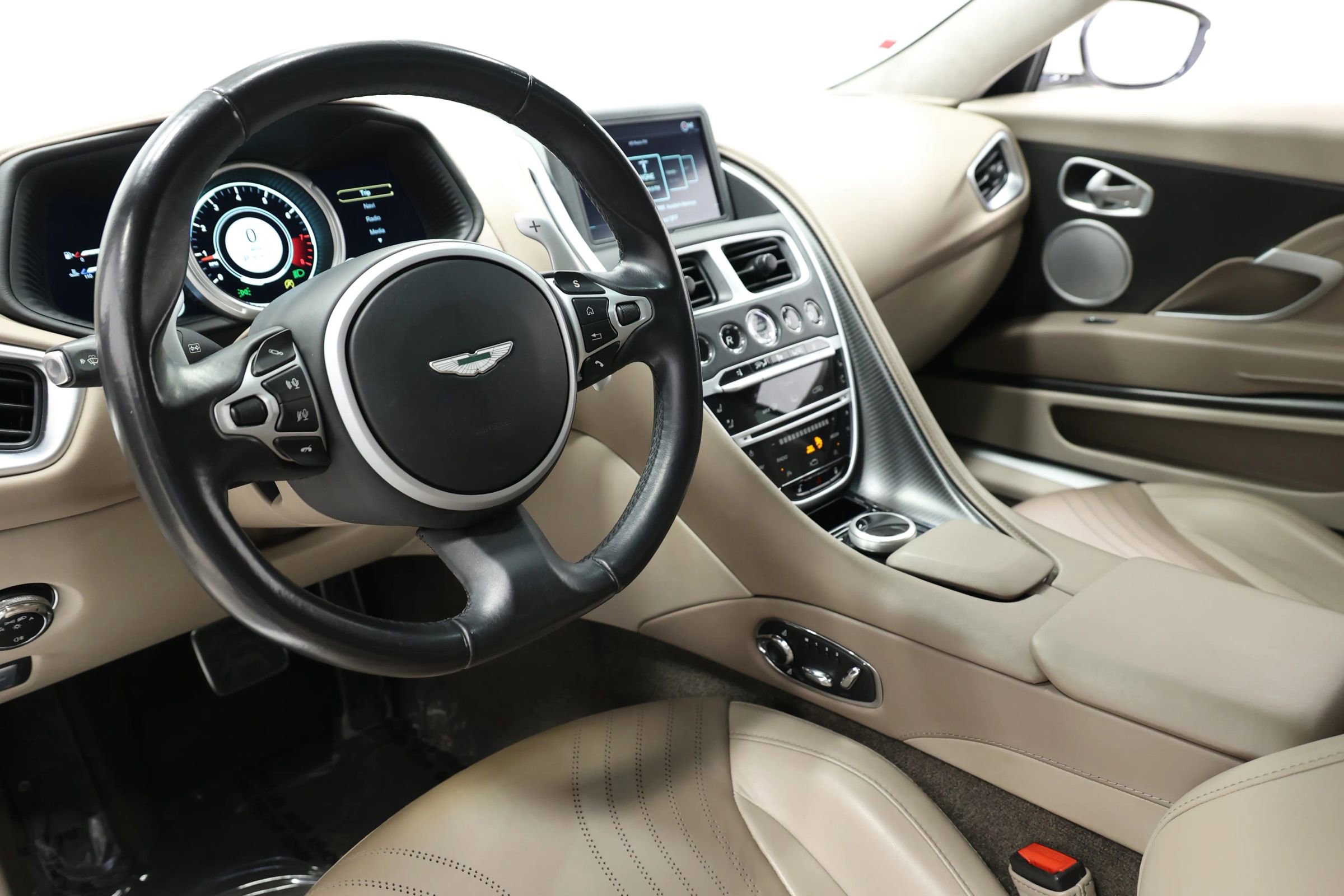 Used 2018 Aston Martin DB11 Coupe image 2