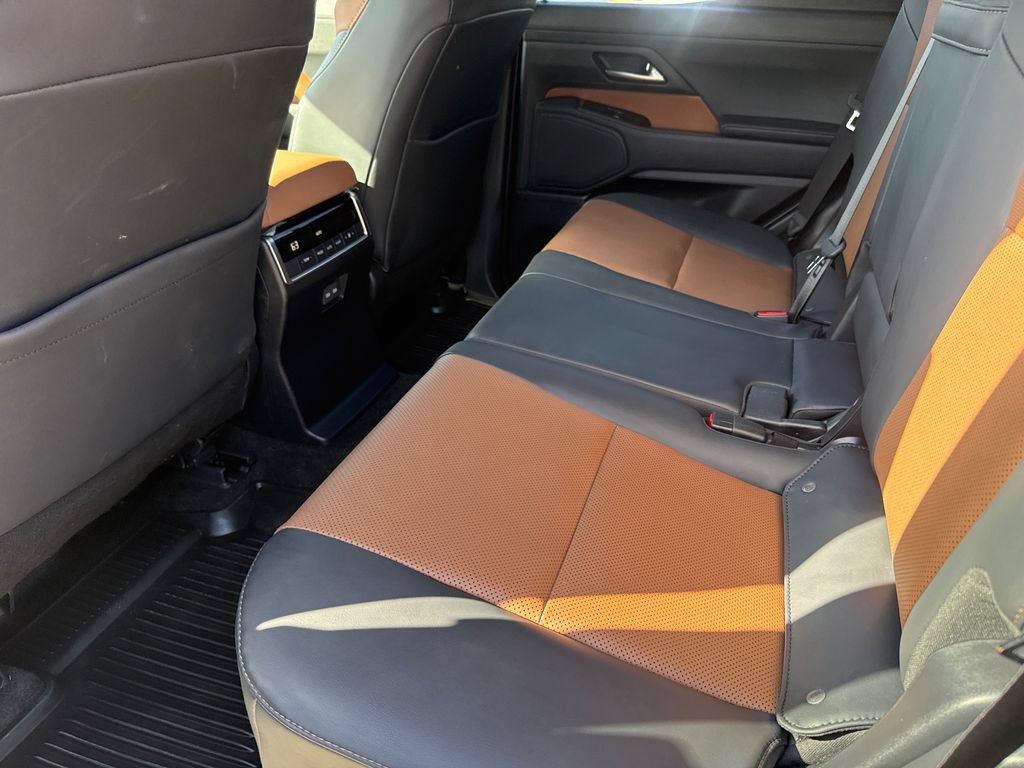 Used 2025 Lexus GX 550 w/ Accessory Package (2T) AWD/4WD image 17