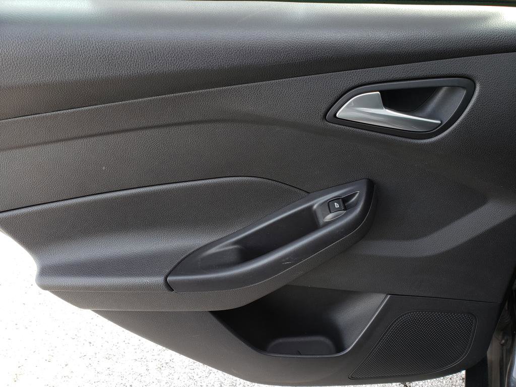 Used 2018 Ford Focus SE w/ SE Appearance Package image 11