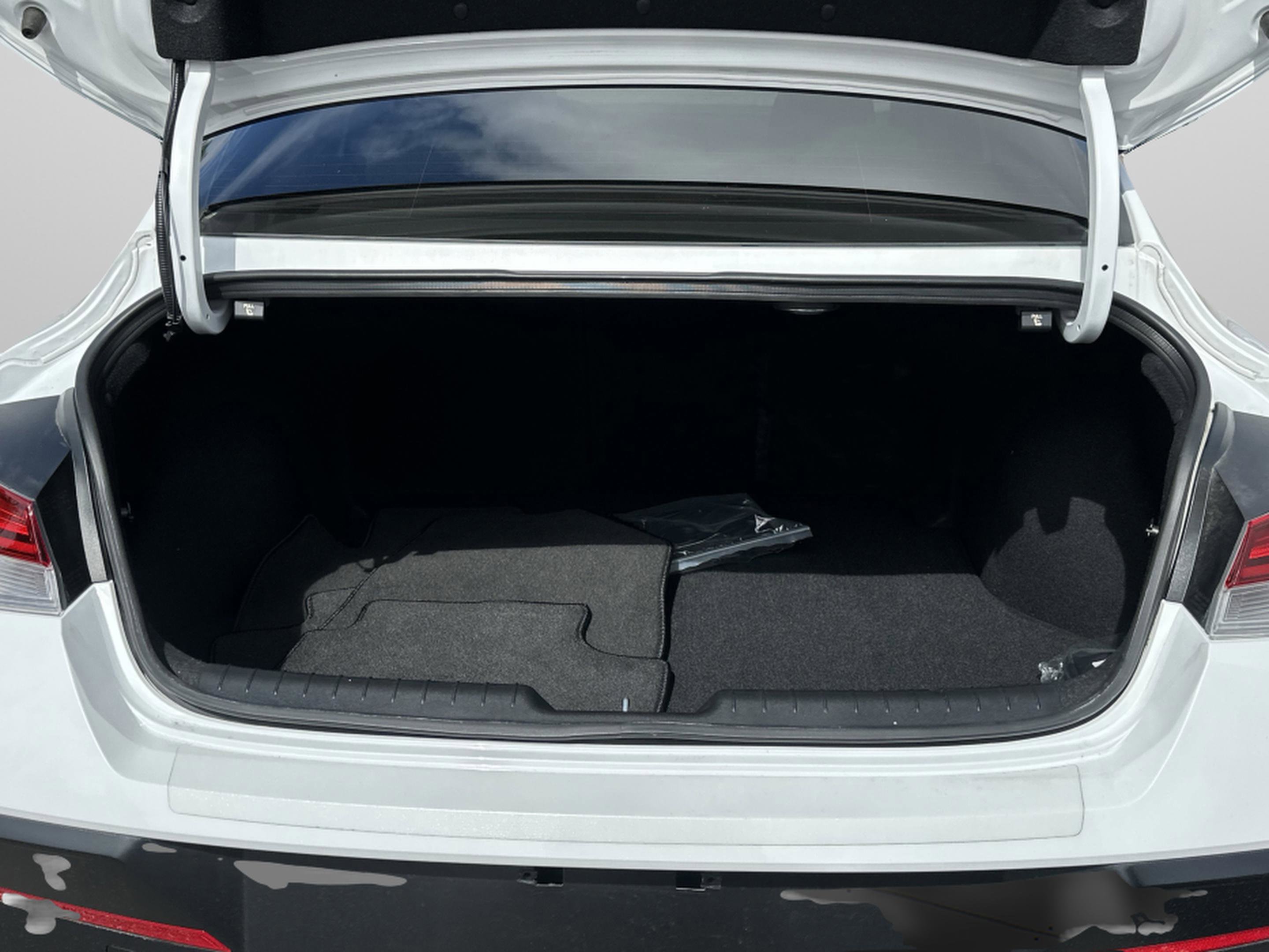 Used 2025 Hyundai Elantra Limited image 9