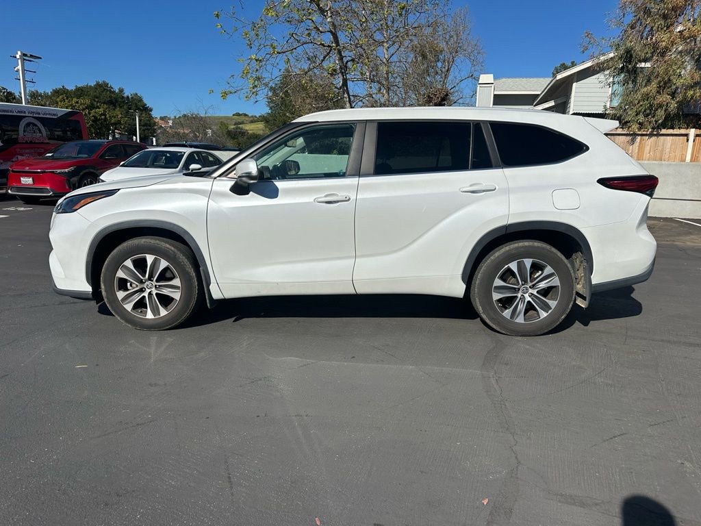 Used 2023 Toyota Highlander XLE image 2