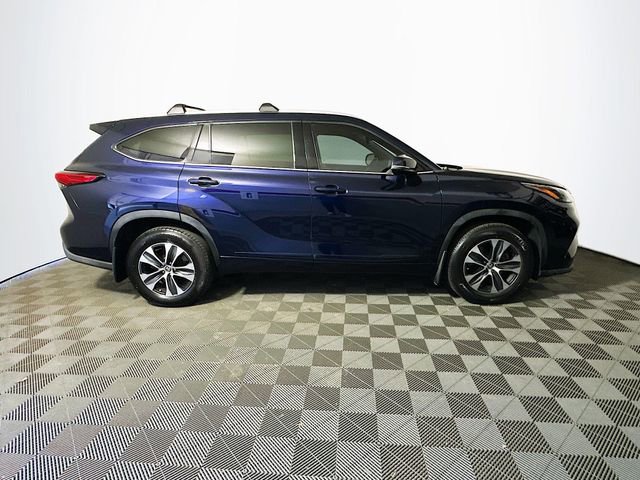 Used 2022 Toyota Highlander XLE AWD/4WD image 9