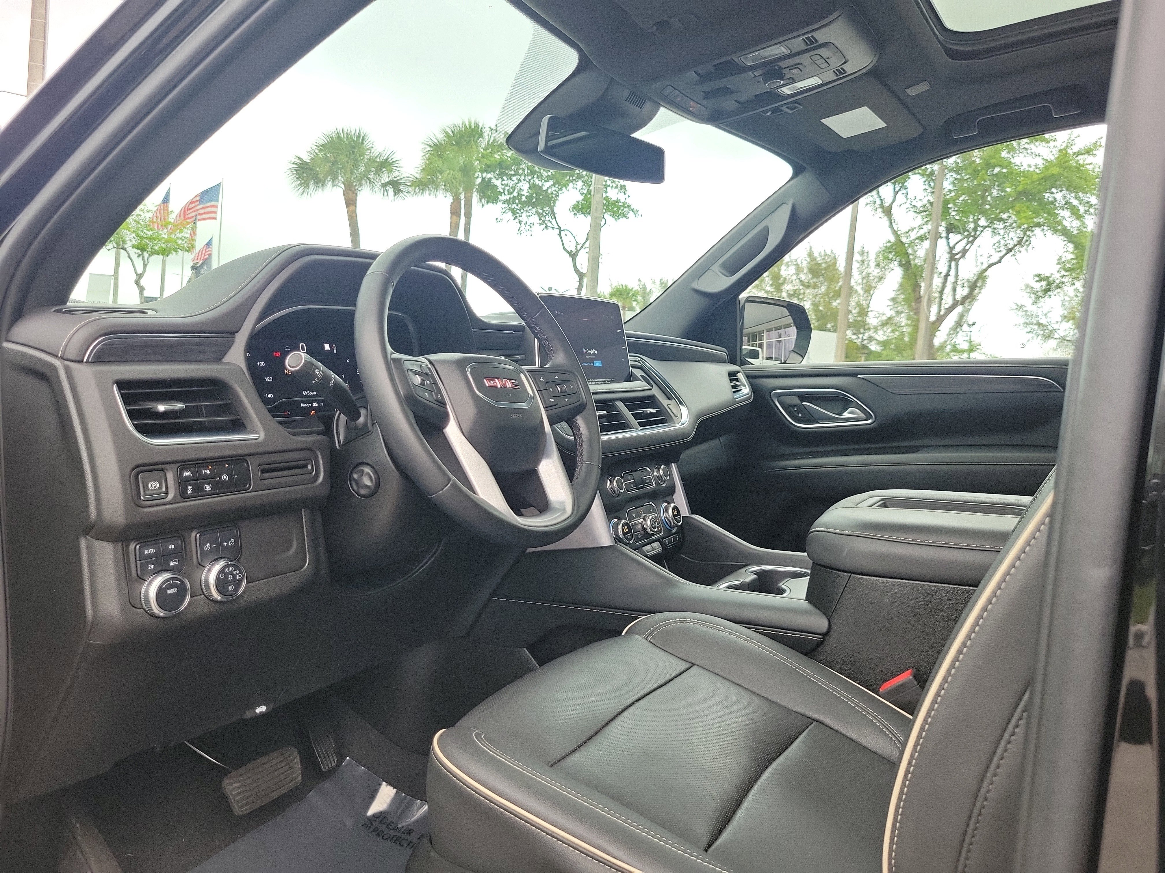 Used 2023 GMC Yukon XL SLT w/ SLT Premium Package AWD/4WD image 9