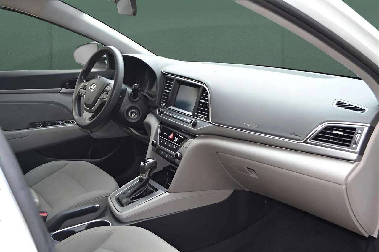 Used 2017 Hyundai Elantra SE image 31