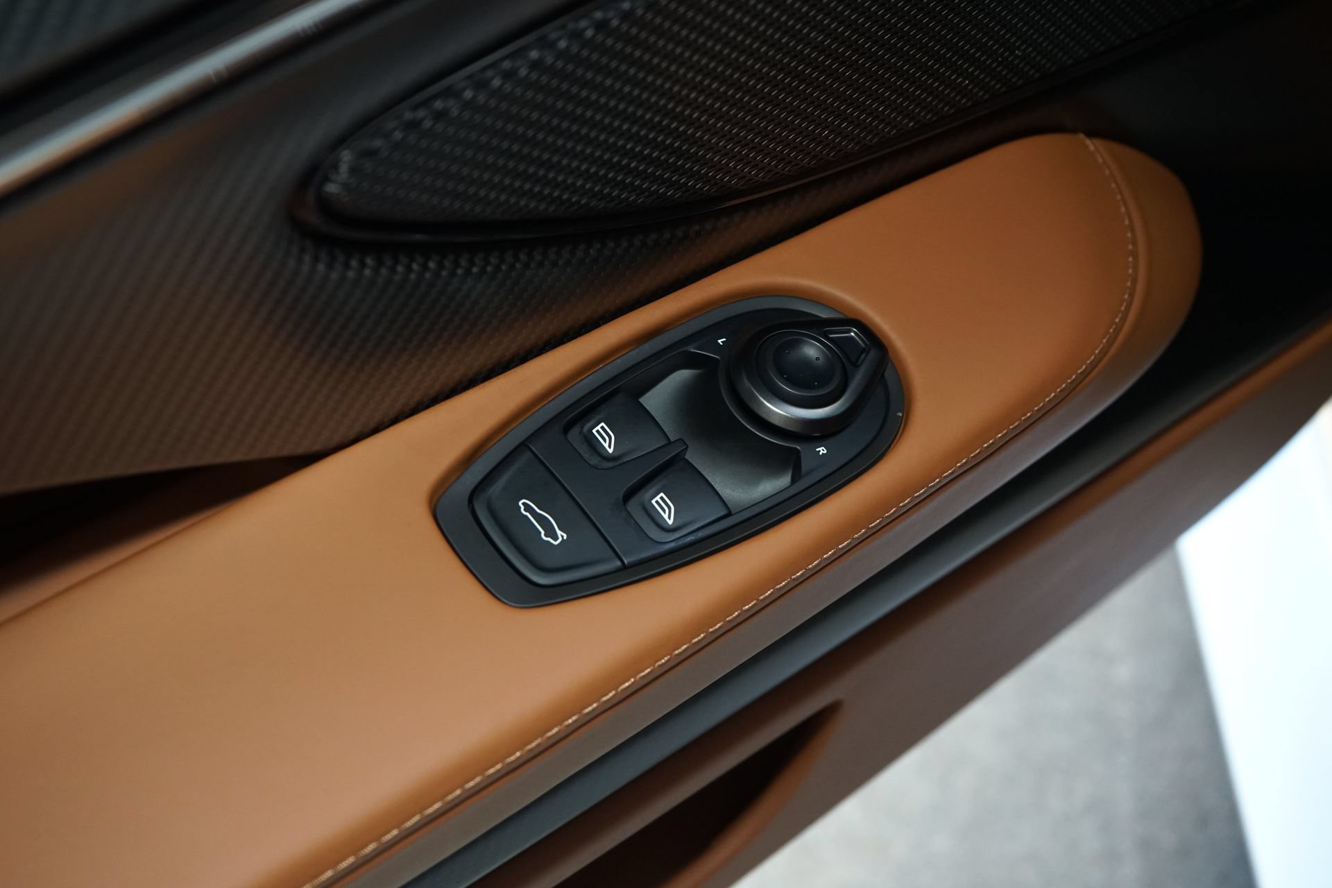 Used 2025 Aston Martin DB12 Coupe RWD image 30
