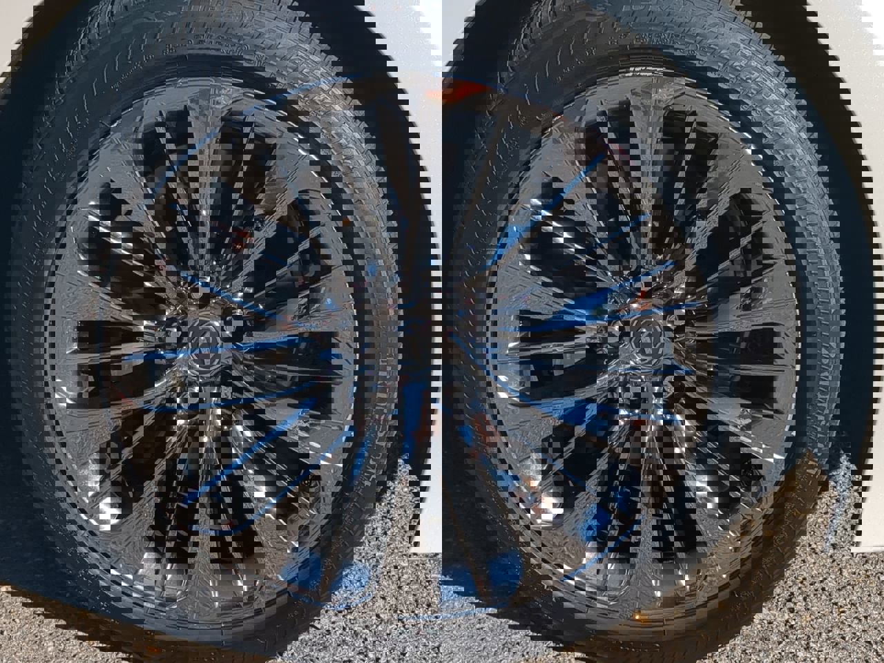 Used 2023 Lexus LS 500 w/ Accessory Package (Z2) image 11