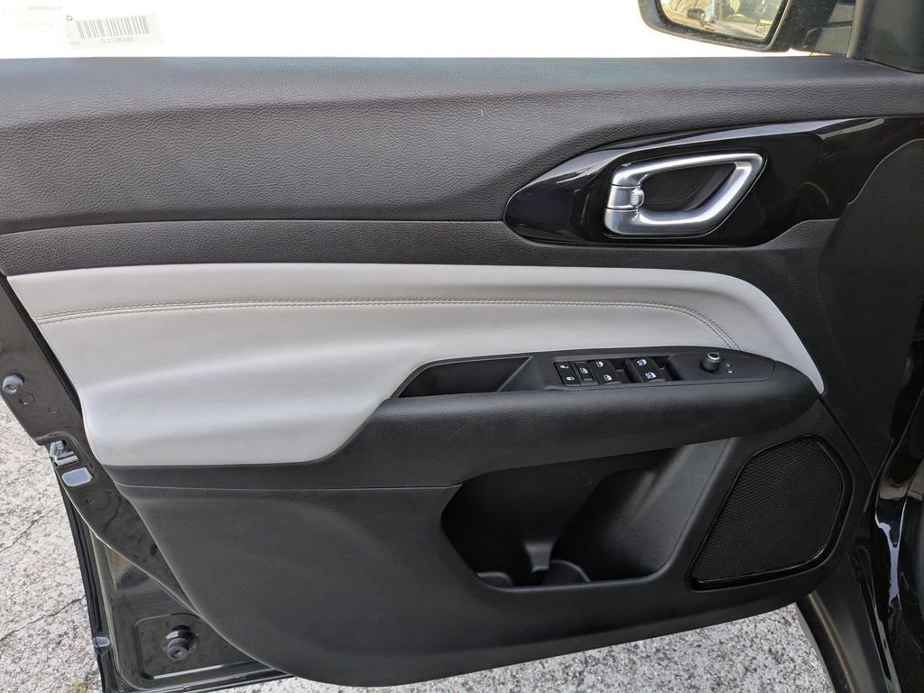 Used 2025 Jeep Compass Limited image 9