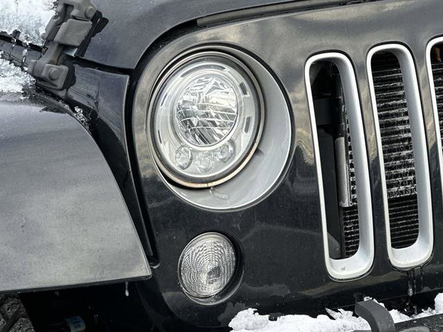 Used 2018 Jeep Wrangler Unlimited Sahara w/ Dual Top Group image 8