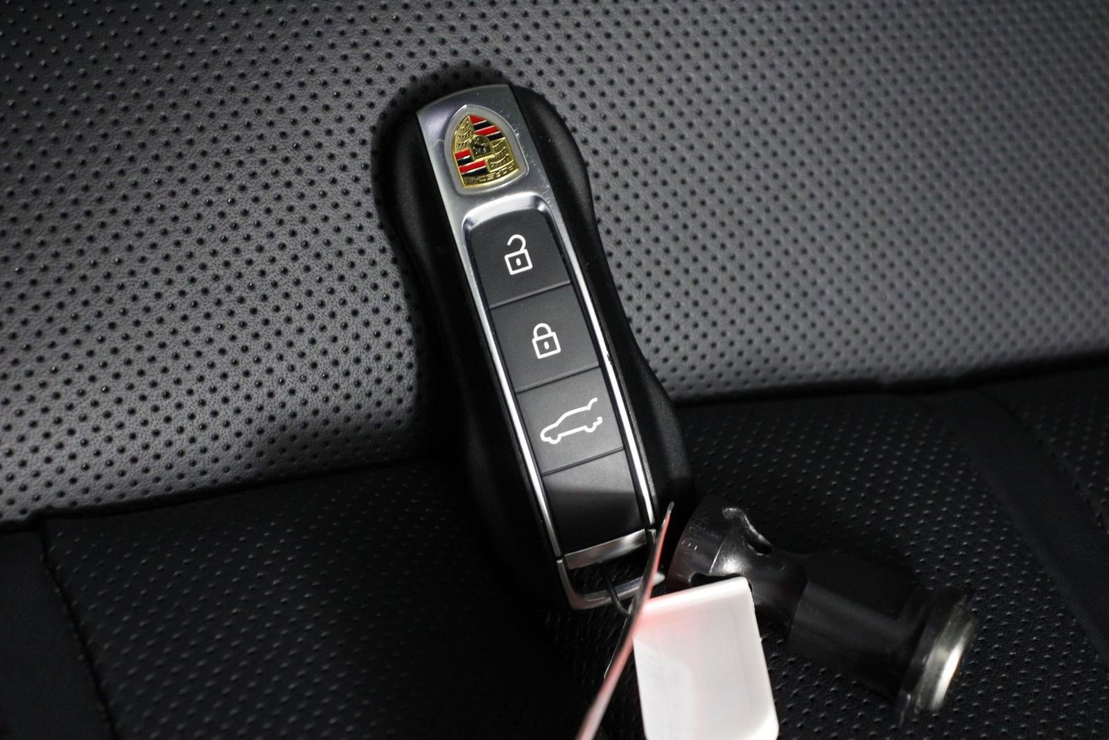 Certified 2025 Porsche Cayenne Coupe image 34