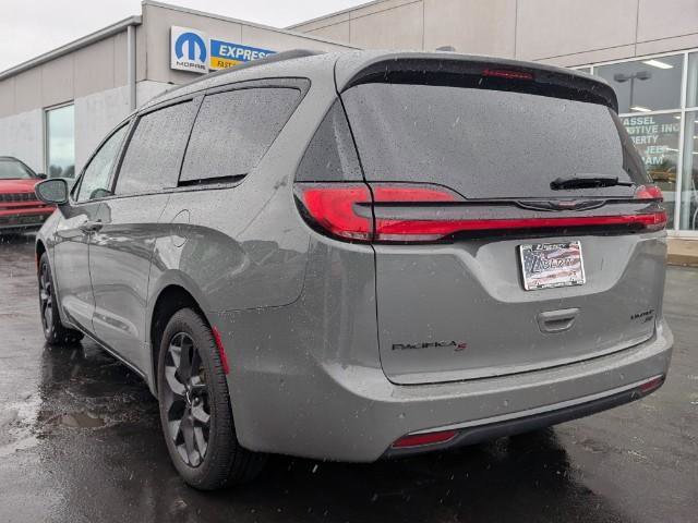 Used 2021 Chrysler Pacifica Limited w/ Uconnect Theater Family Group image 7