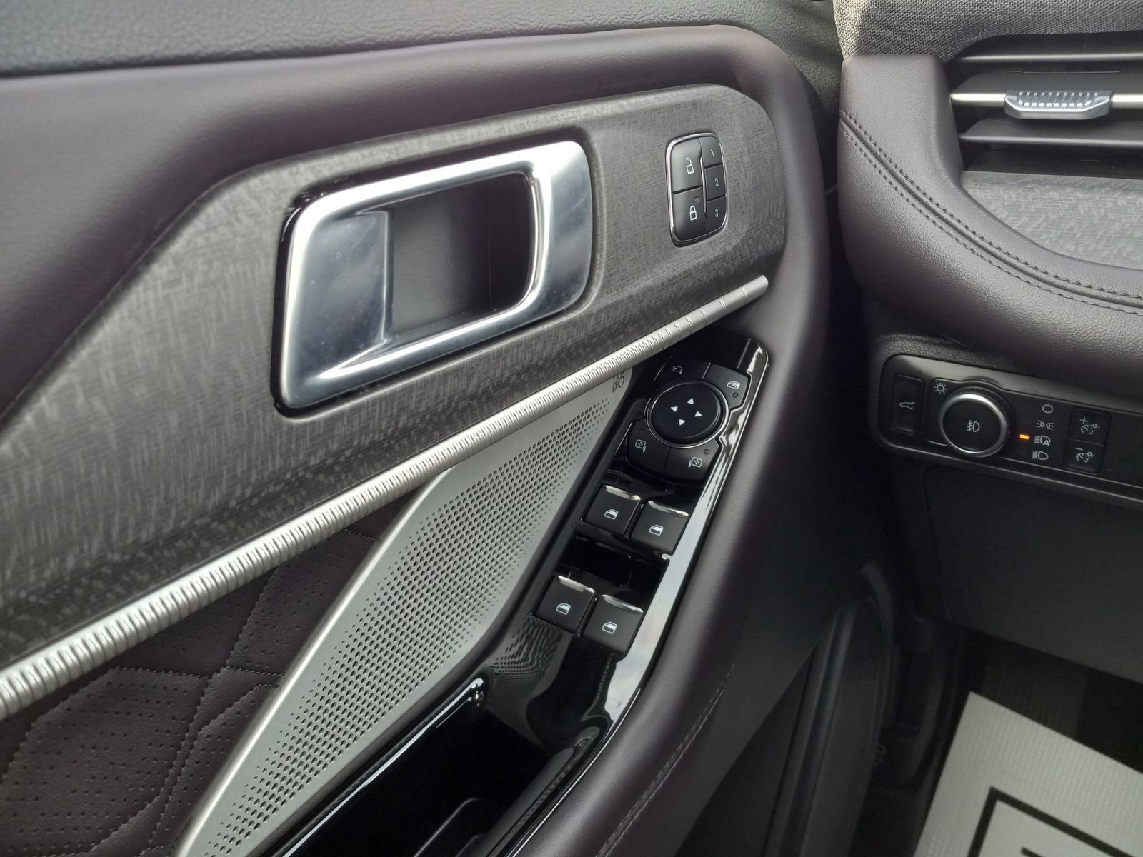 Used 2025 Ford Explorer Platinum w/ LUX Leather Package image 28