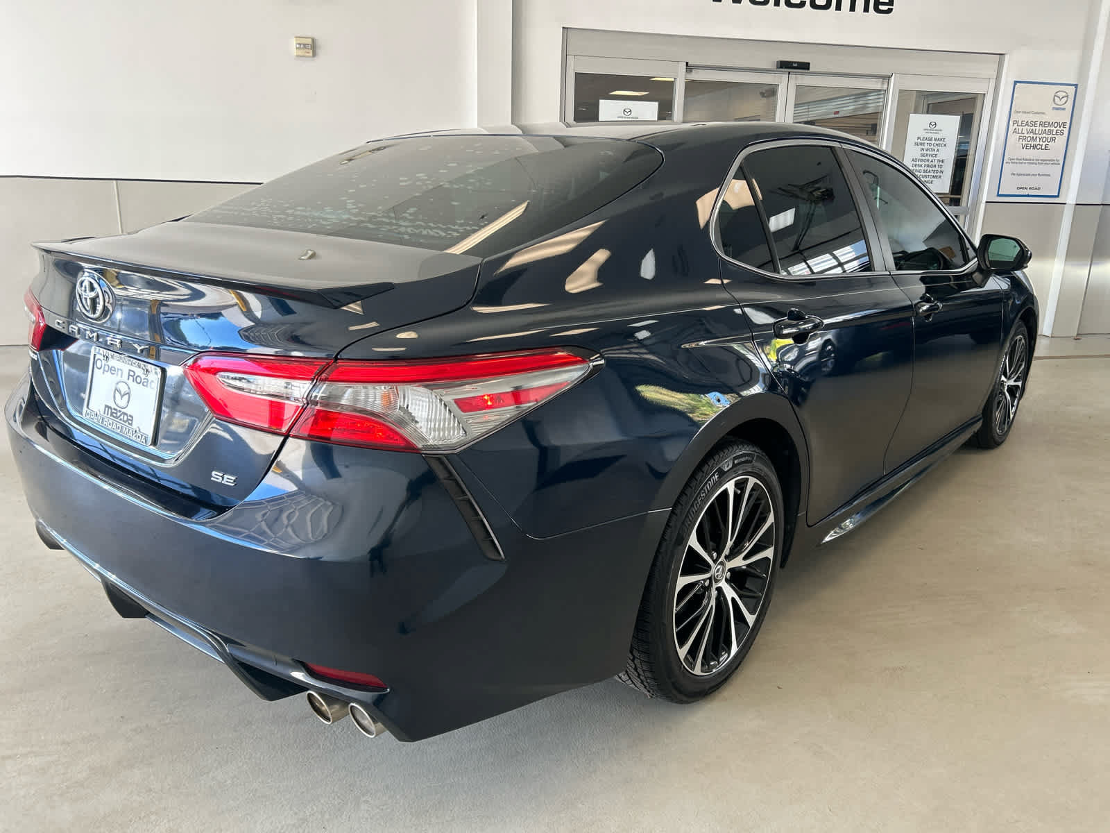 Used 2018 Toyota Camry SE FWD image 6