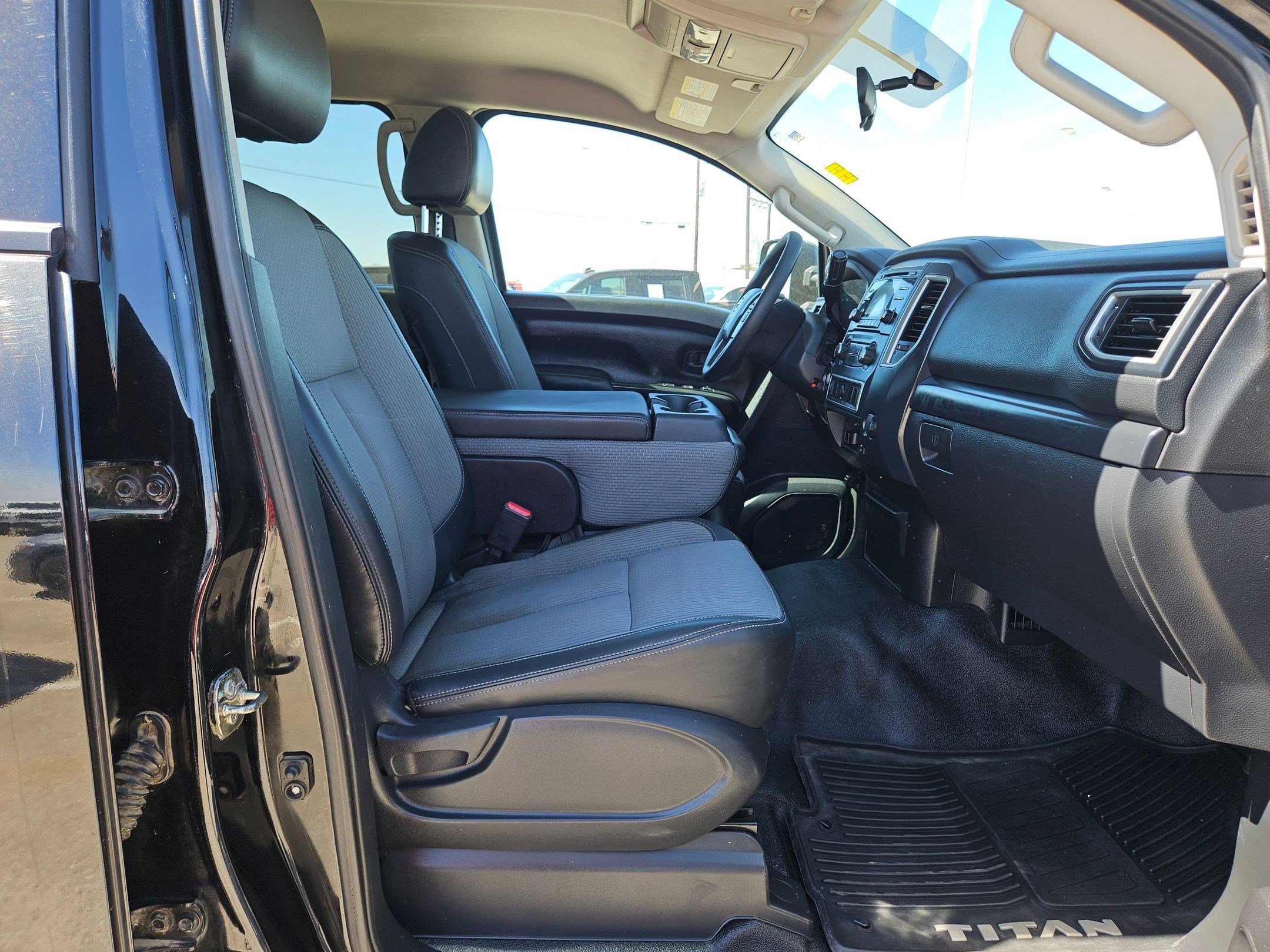 Used 2017 Nissan Titan S image 26