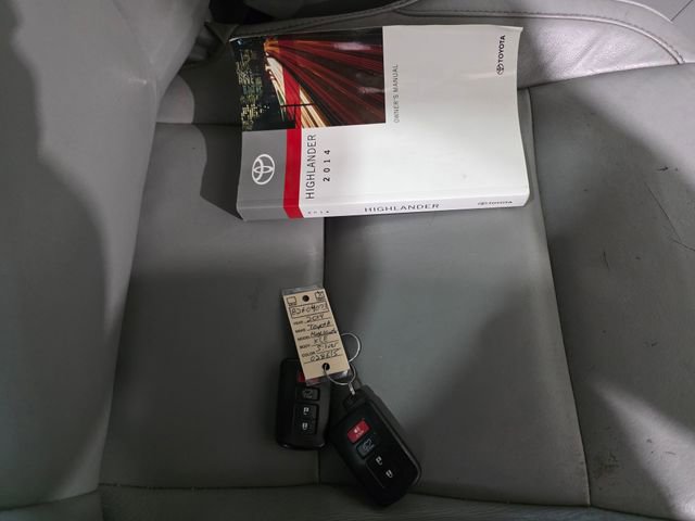 Used 2014 Toyota Highlander XLE AWD/4WD image 9