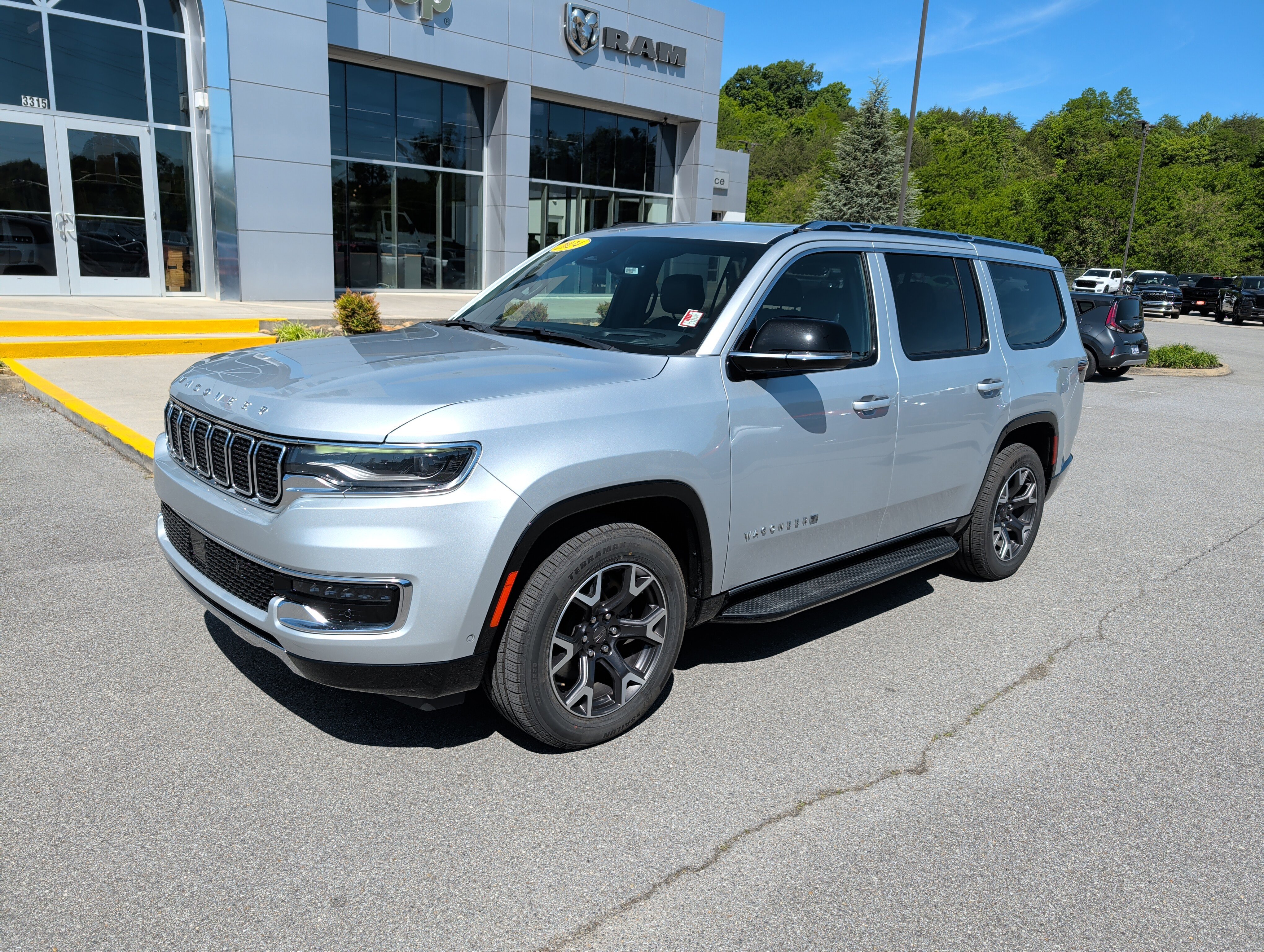 Used 2024 Jeep Wagoneer Series III AWD/4WD image 2