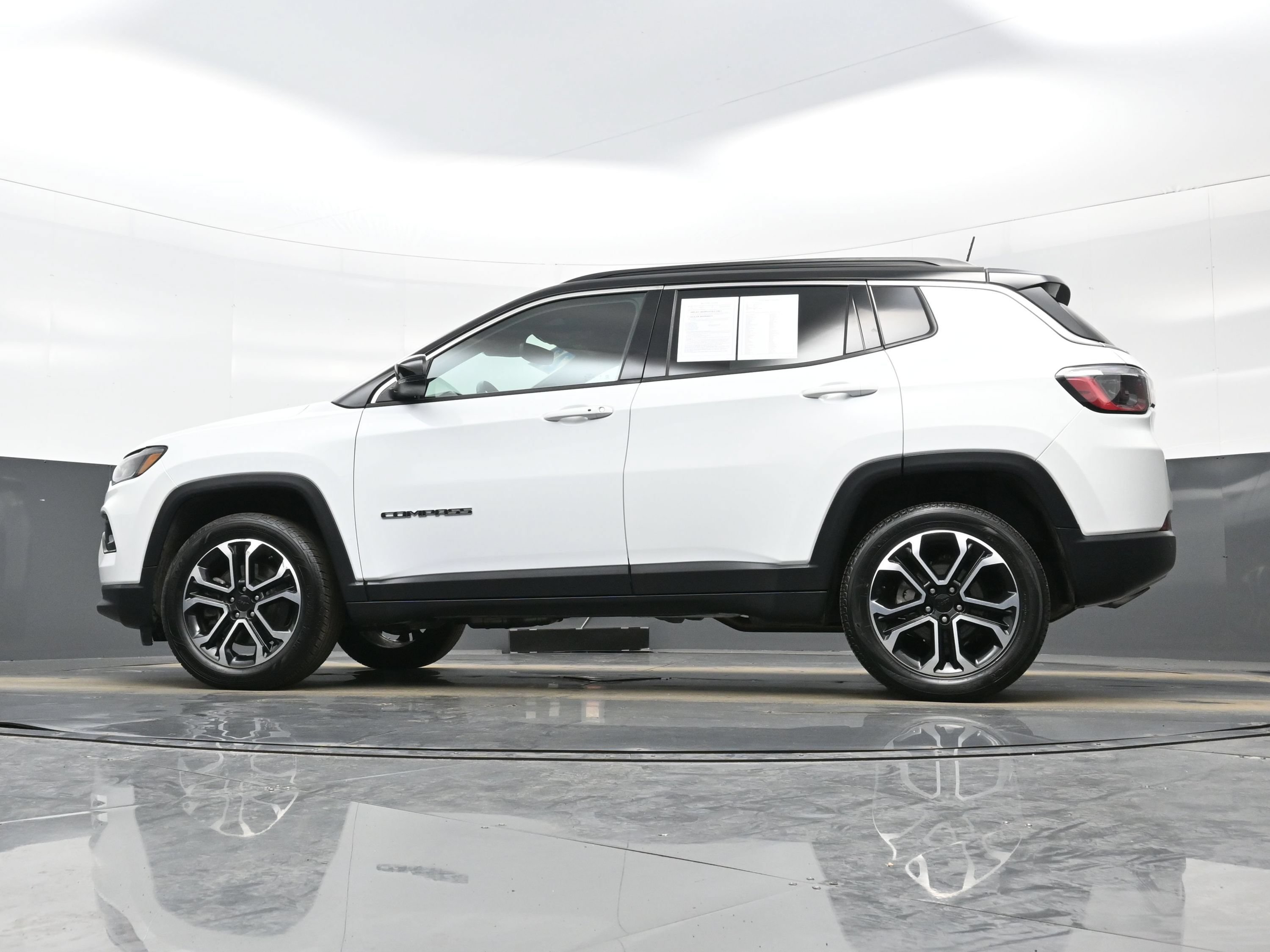 Used 2023 Jeep Compass Limited w/ Sun and Sound Group AWD/4WD image 30