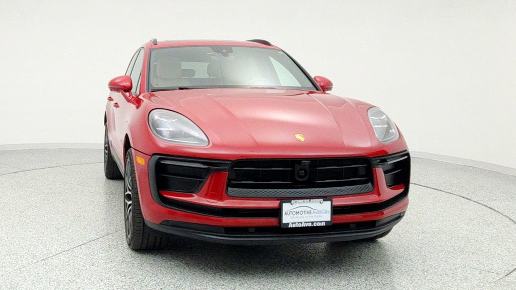 Used 2024 Porsche Macan image 2