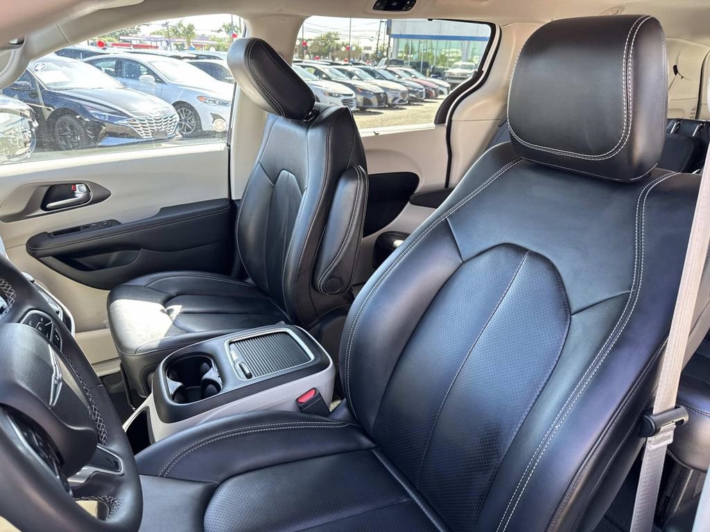 Used 2024 Chrysler Pacifica Touring-L image 17