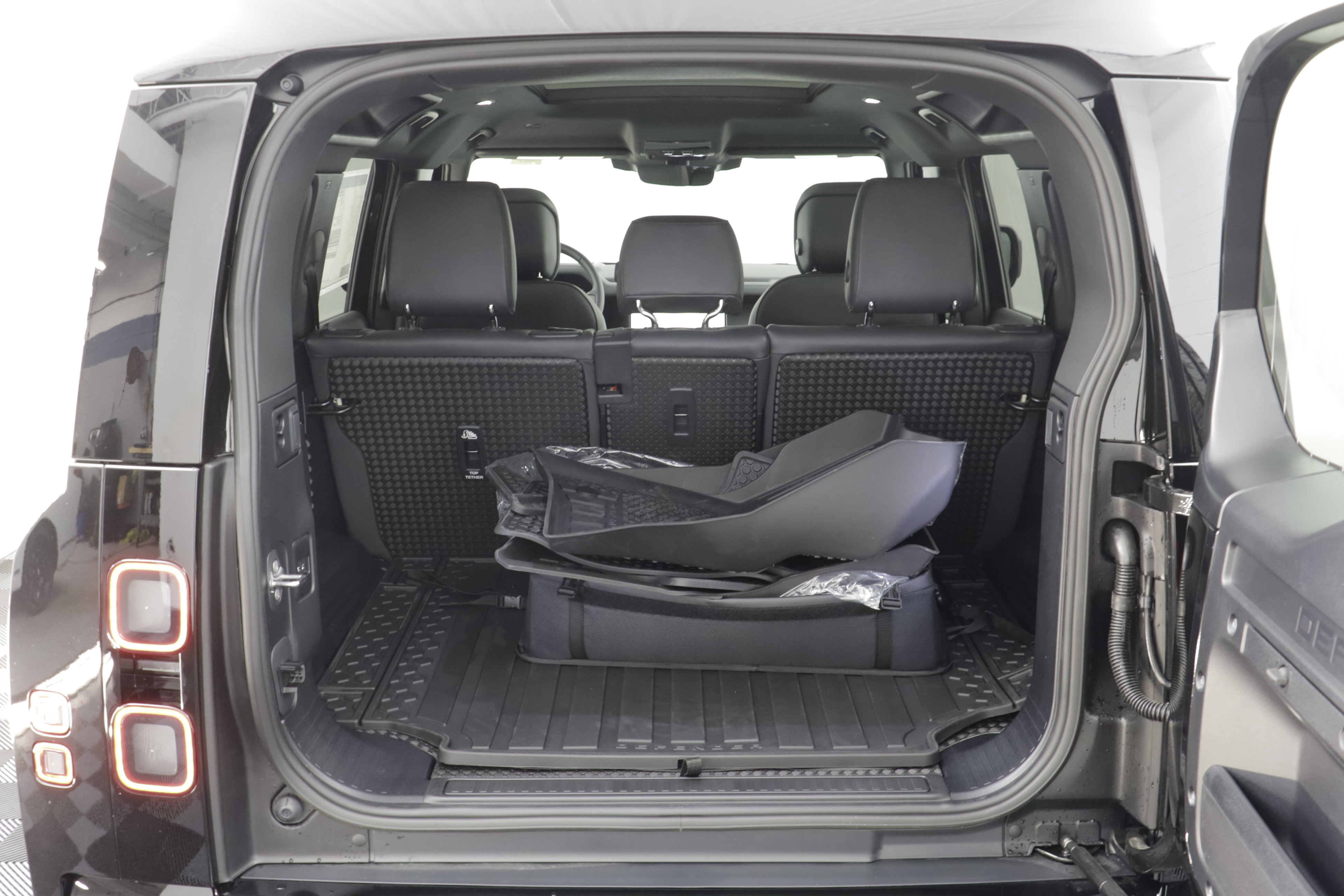 New 2026 Land Rover Defender 110 X-Dynamic SE AWD/4WD image 19