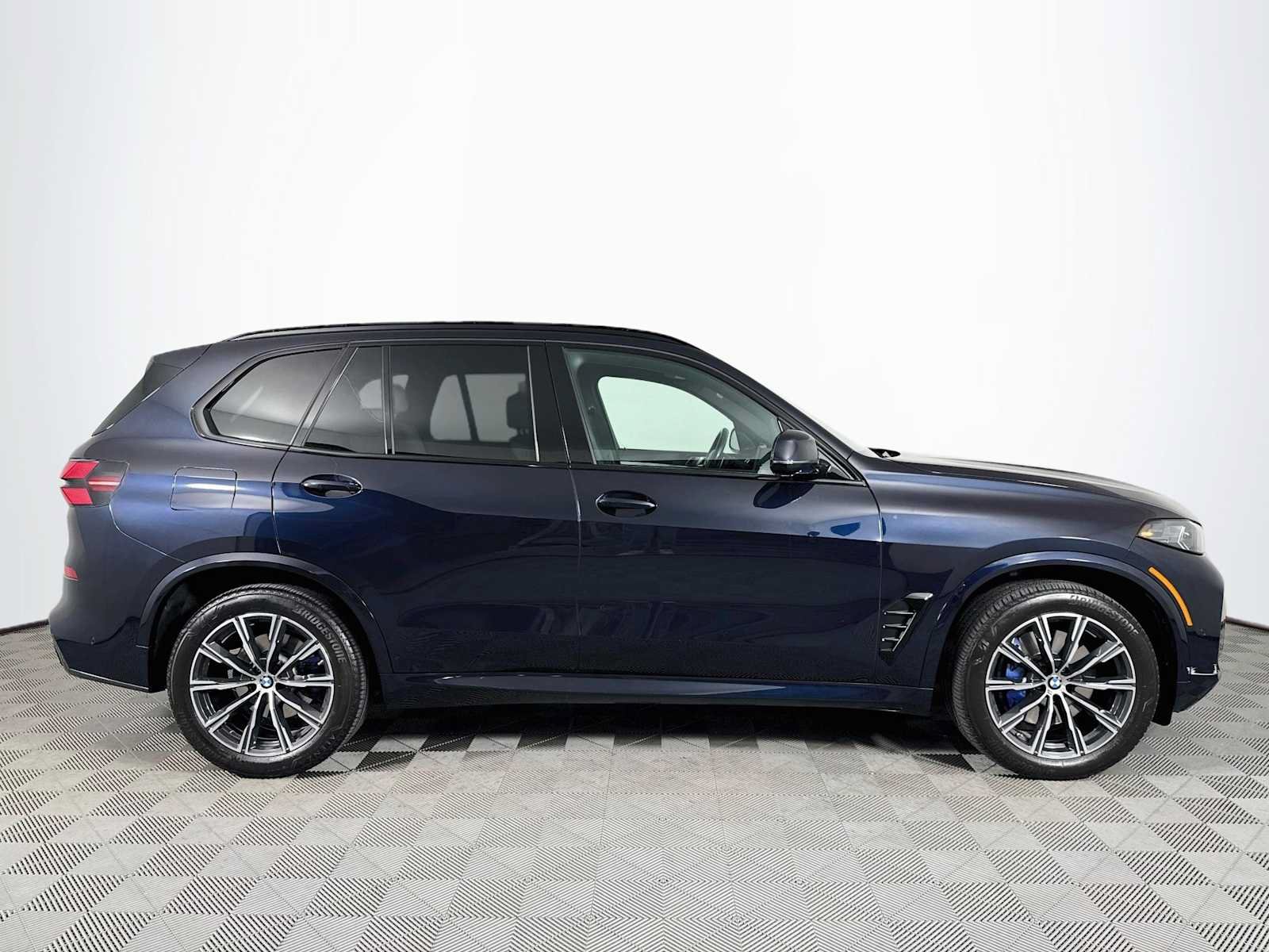 Used 2024 BMW X5 xDrive40i w/ M Sport Package AWD/4WD image 4