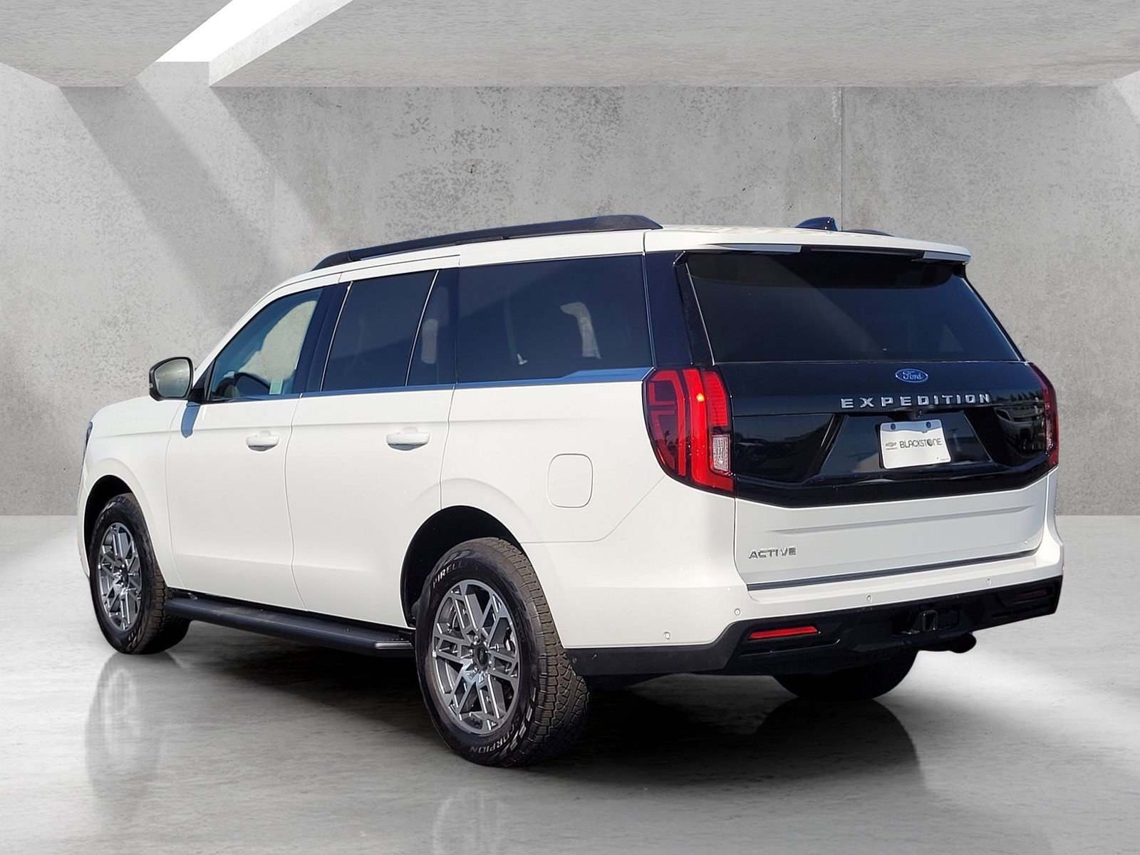 Used 2025 Ford Expedition Active AWD/4WD image 7