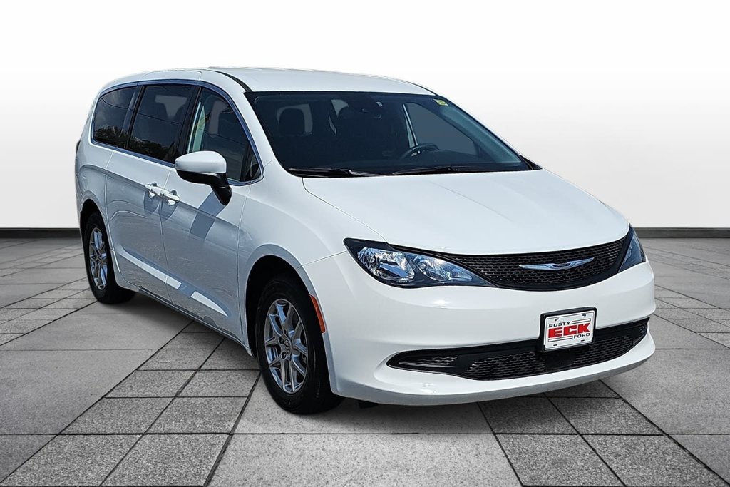 Used 2023 Chrysler Voyager LX FWD image 3