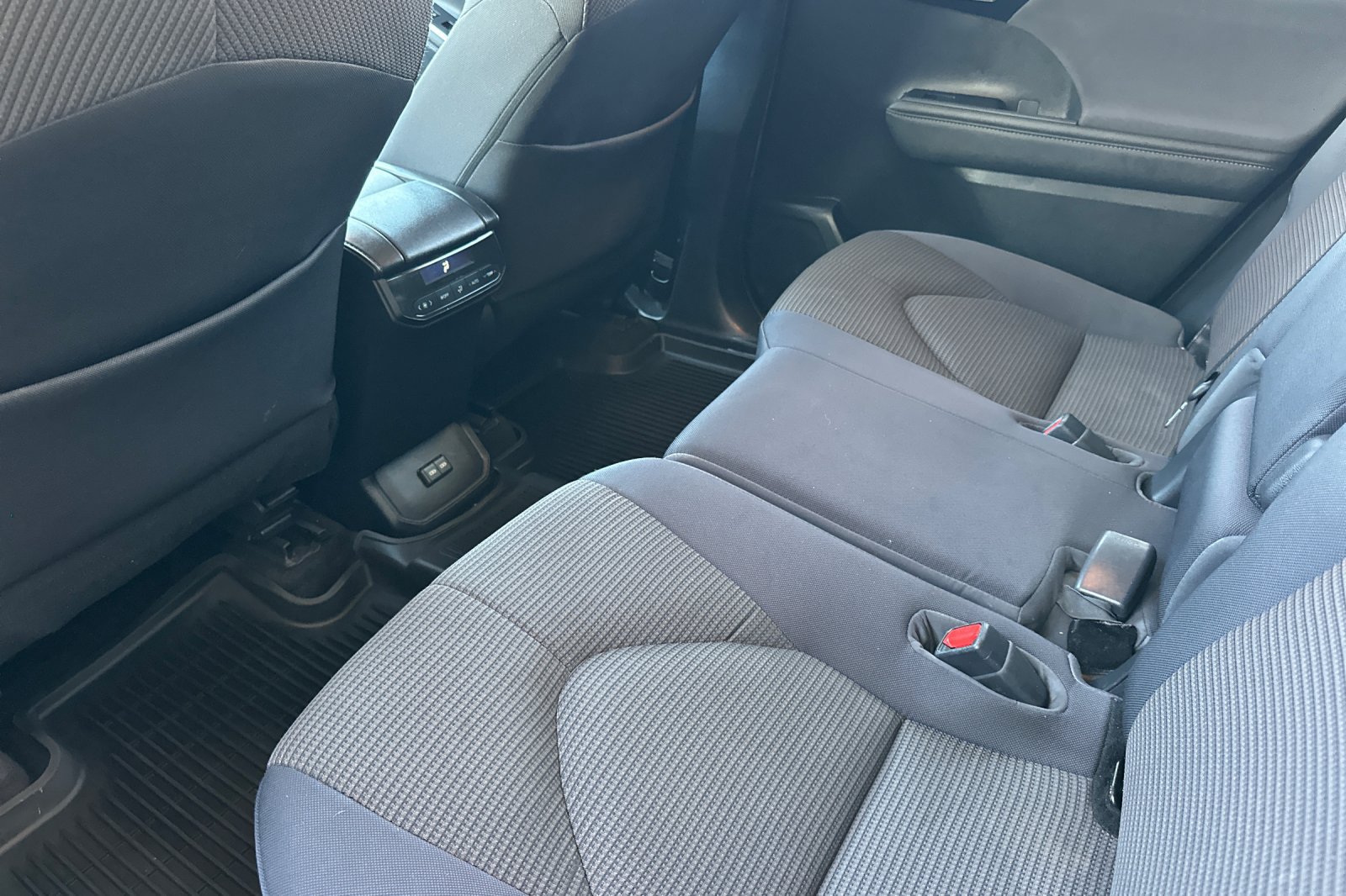 Used 2023 Toyota Highlander LE AWD/4WD image 12