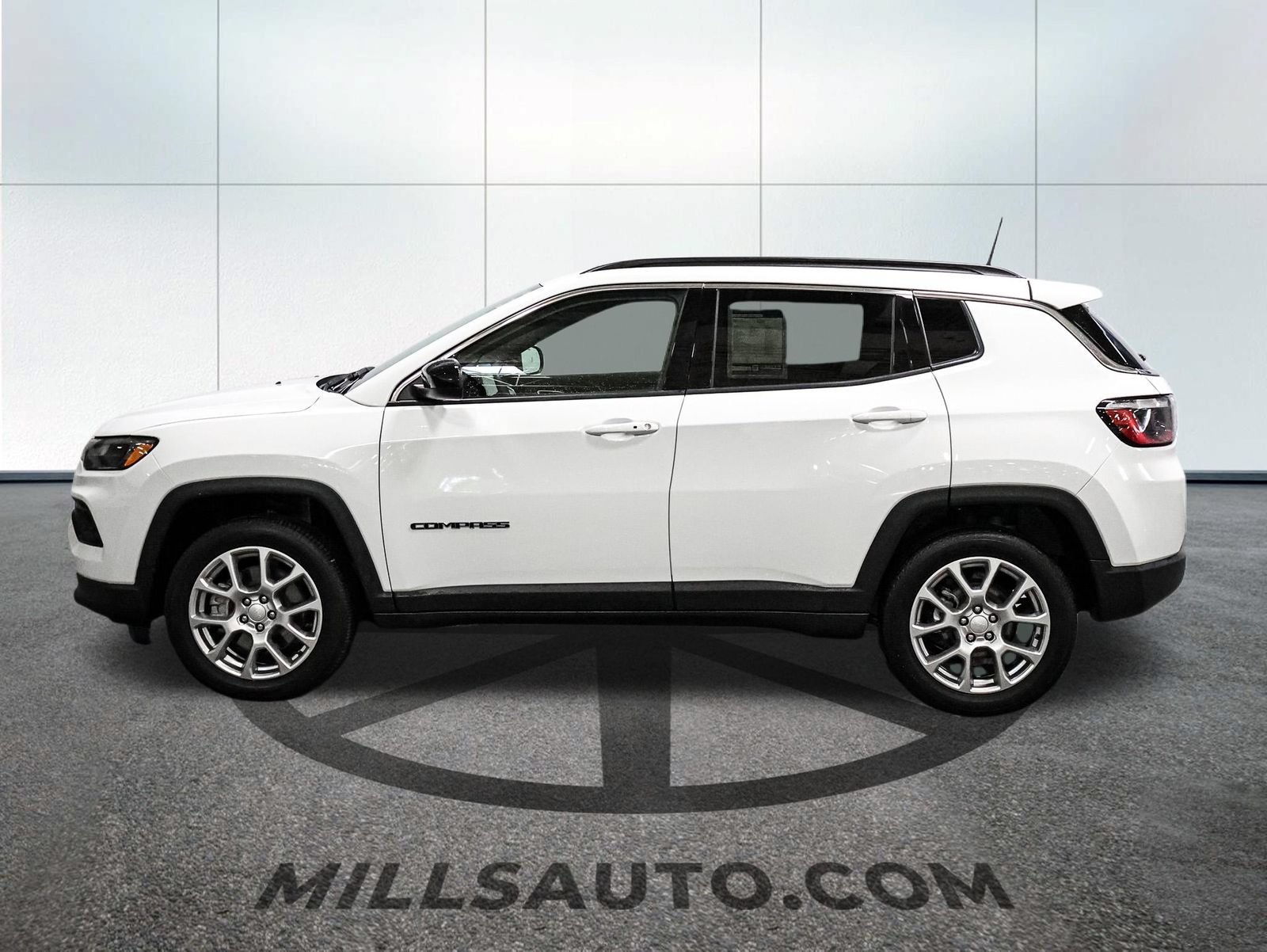 Used 2024 Jeep Compass Latitude AWD/4WD image 3