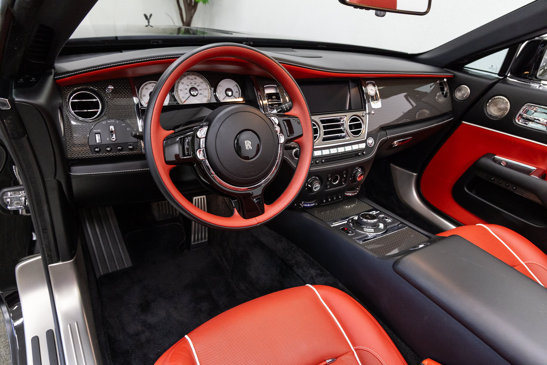 Used 2020 Rolls-Royce Dawn RWD image 6