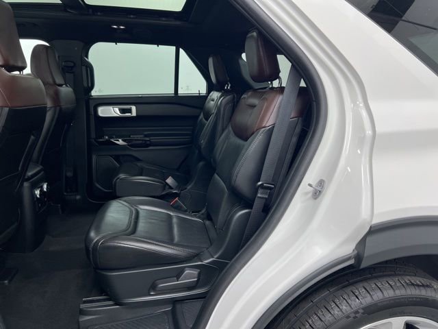 Used 2023 Ford Explorer Platinum w/ Technology Package AWD/4WD image 14