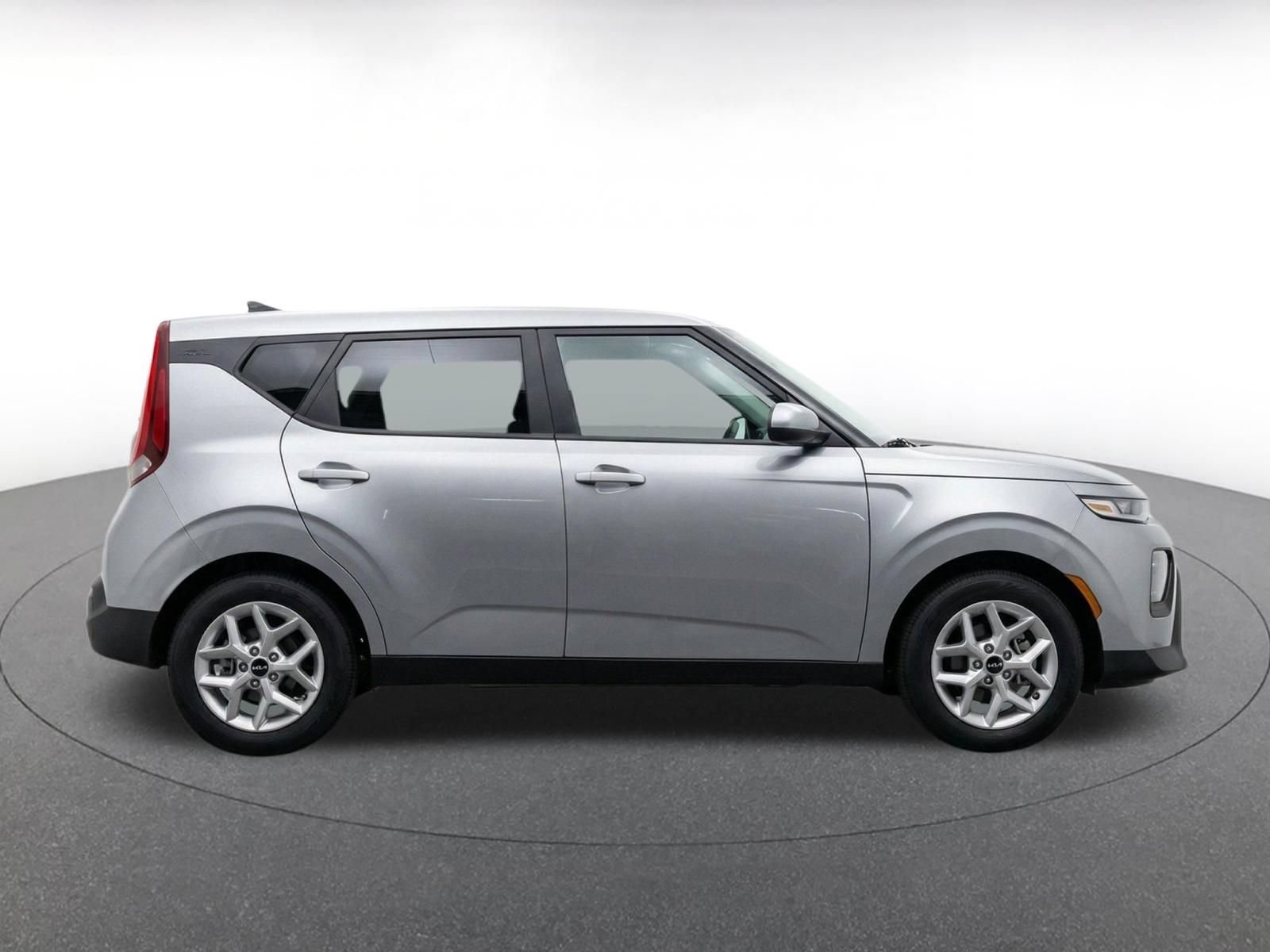 Used 2025 Kia Soul LX w/ LX Technology Package FWD image 10