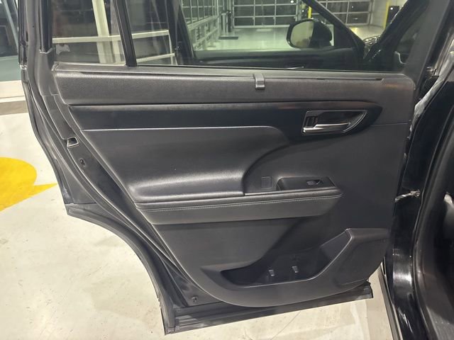 Used 2021 Toyota Highlander XLE AWD/4WD image 23