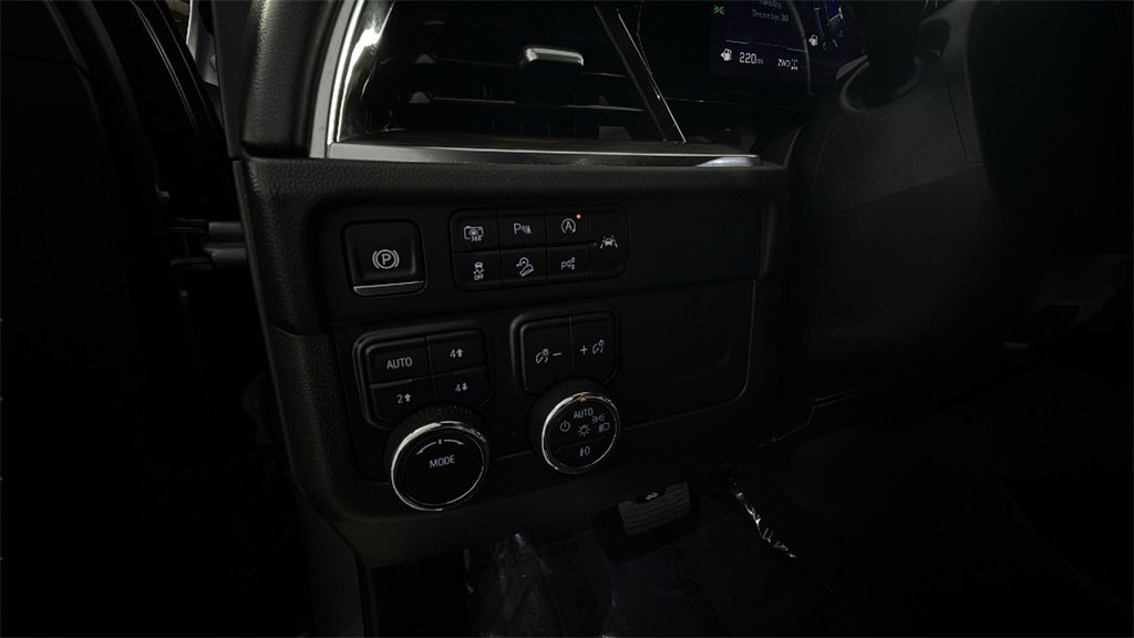 Used 2025 Chevrolet Suburban Z71 image 26