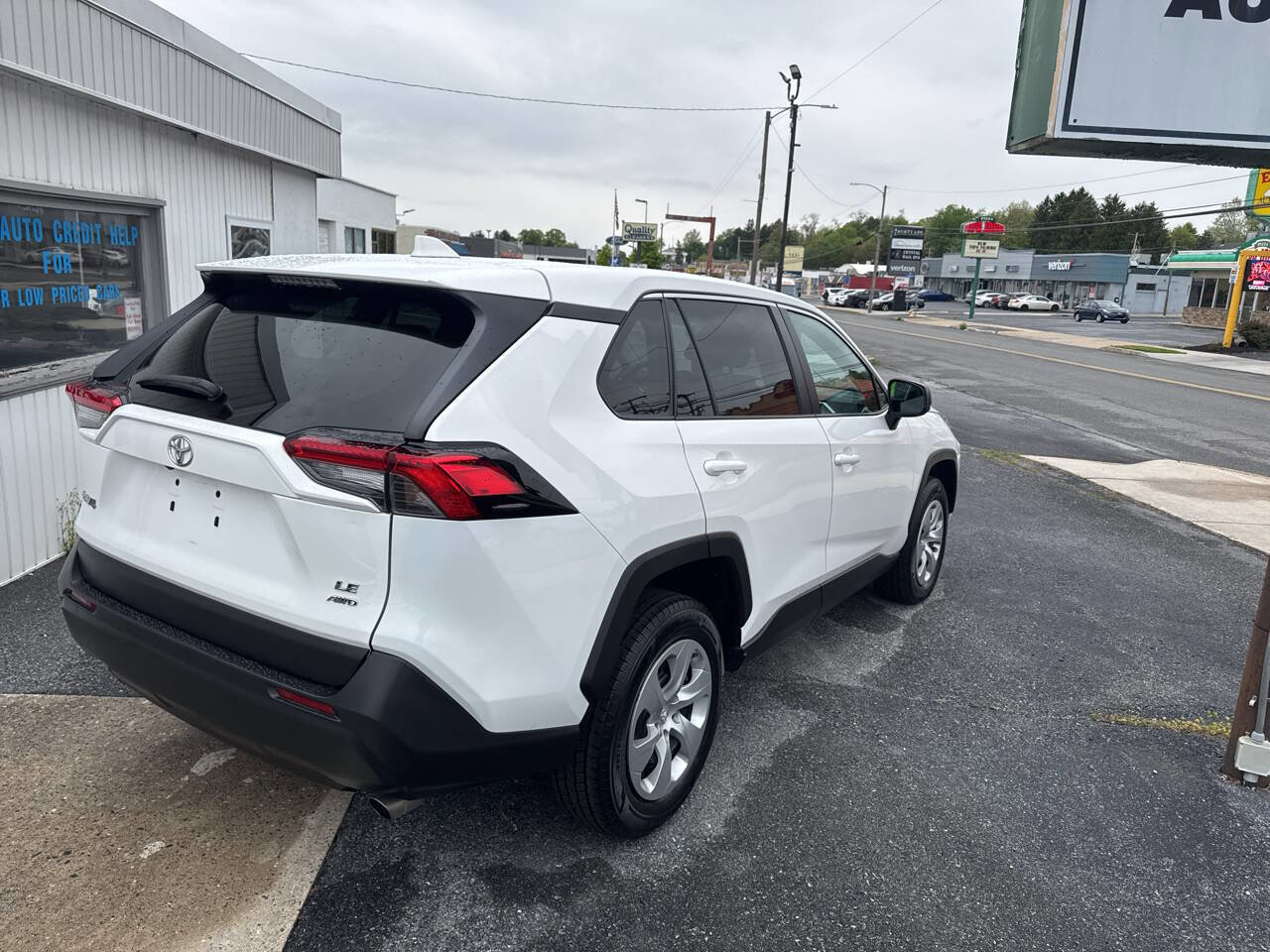 Used 2022 Toyota RAV4 LE AWD/4WD image 3