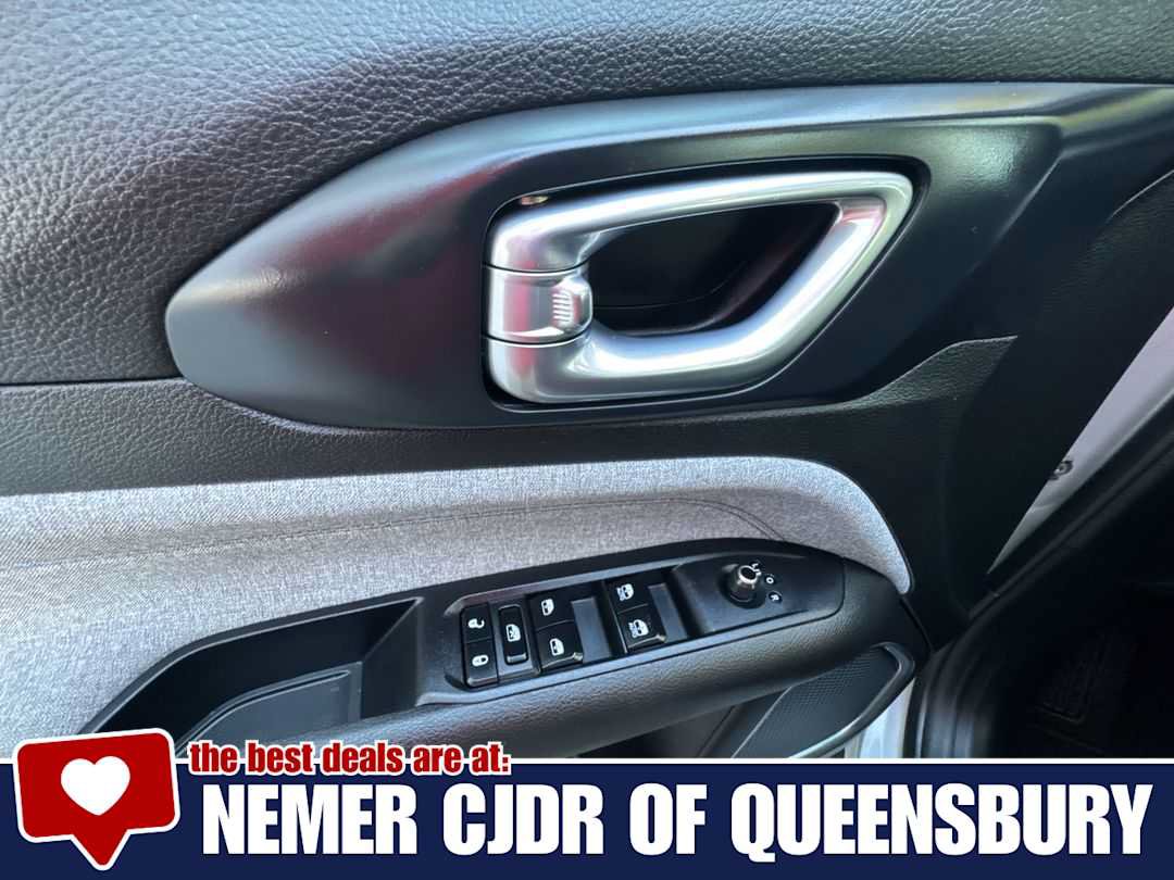 Used 2024 Jeep Compass Latitude AWD/4WD image 13