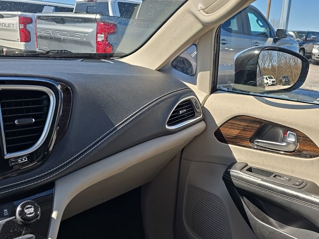 Used 2021 Chrysler Pacifica Limited w/ Uconnect Theater Family Group image 24