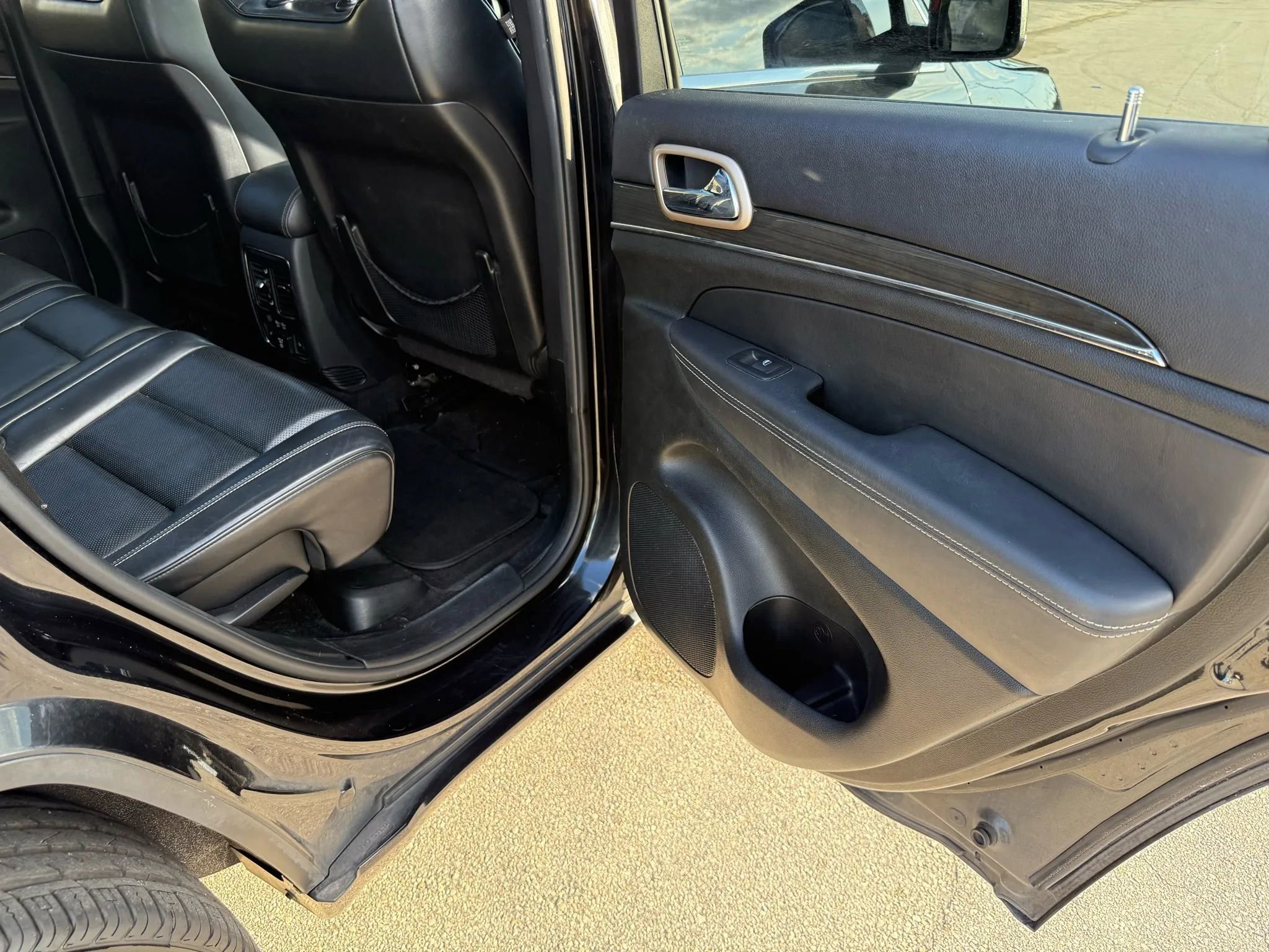 Used 2015 Jeep Grand Cherokee Overland w/ Trailer Tow Group IV image 25