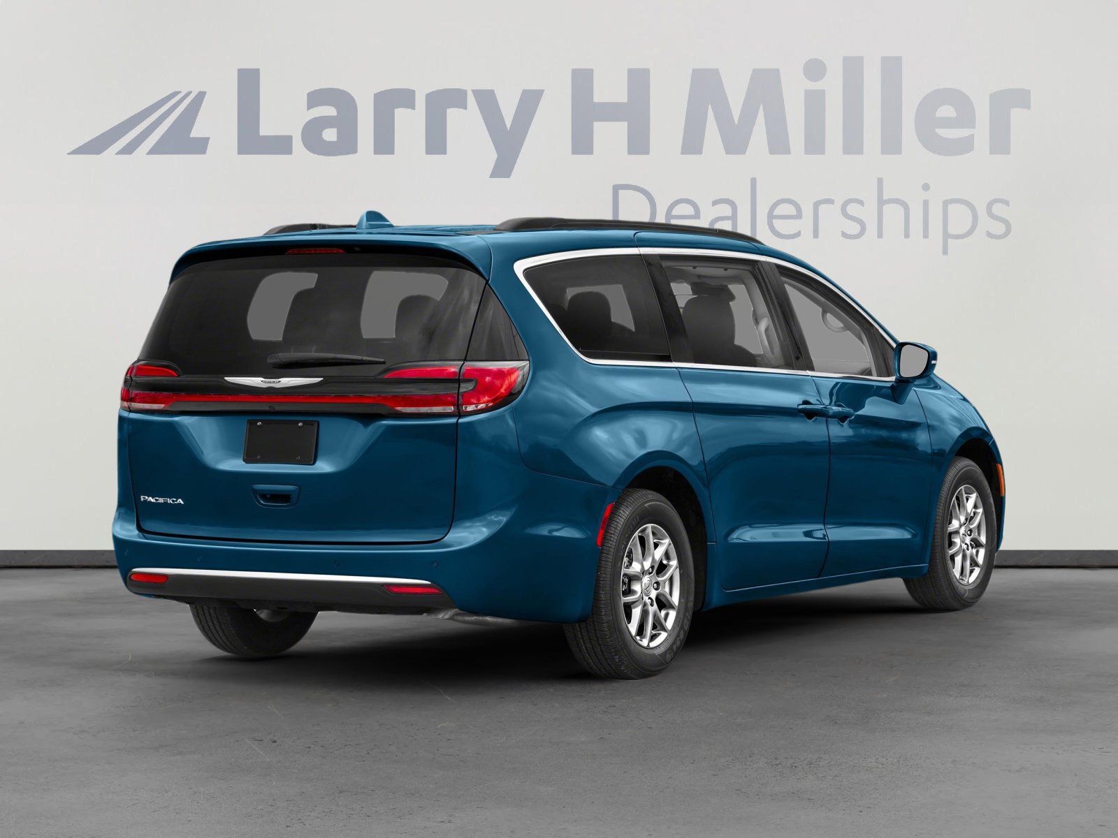 Used 2022 Chrysler Pacifica Touring-L w/ Uconnect Theater Family Group FWD image 2