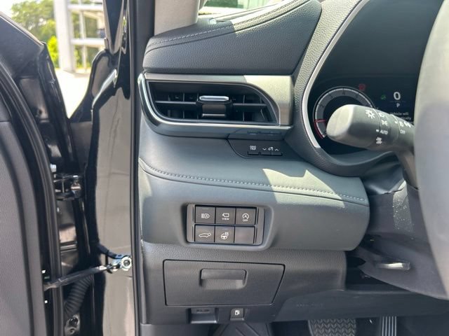 Used 2025 Toyota Highlander Limited AWD/4WD image 29