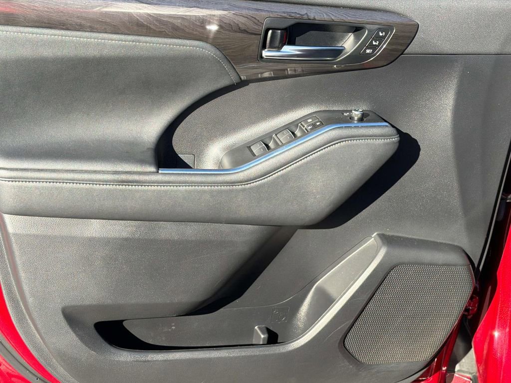 Used 2023 Toyota Highlander Platinum image 24