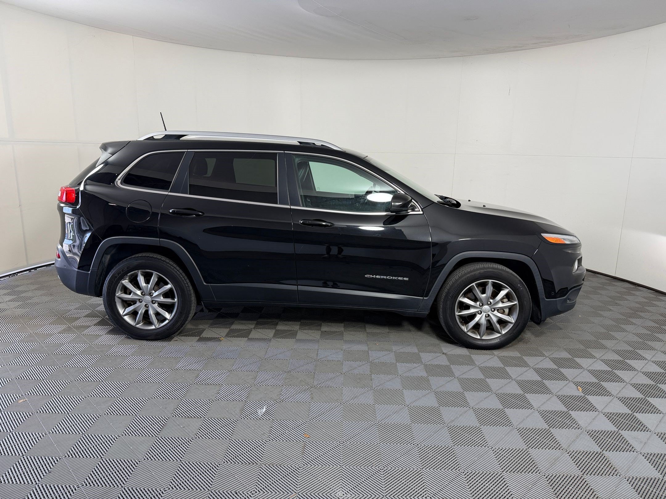 Used 2018 Jeep Cherokee Limited w/ Technology Group AWD/4WD image 8