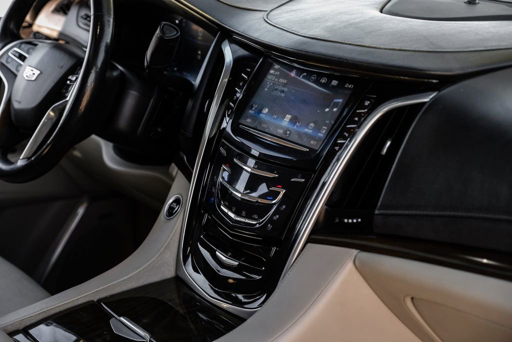 Used 2020 Cadillac Escalade ESV Premium Luxury image 24
