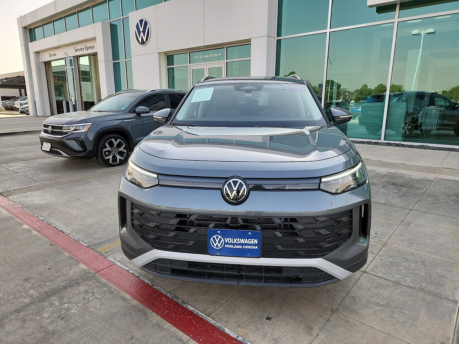 Certified 2025 Volkswagen Tiguan SE image 2